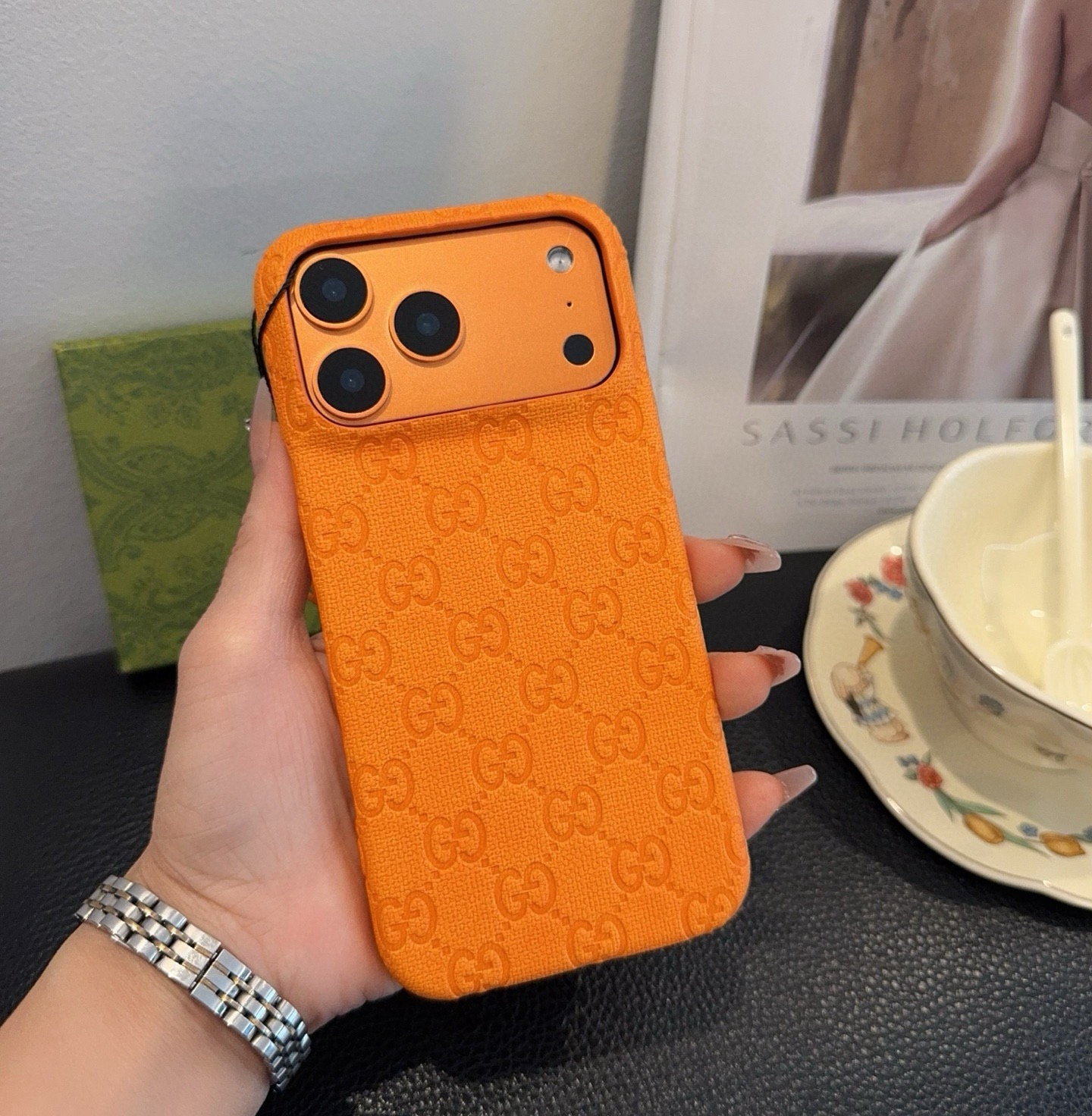 P85 🔥星宇橙系列 古驰压花iphone手机壳  官网原版皮➕原版素材，经典高端[强]
型号：为了不出现报错型号，请打开本机查看手机设置显示的型号⚠️⚠️⚠️
iPhone17系列更新 
iphone17promax
iPhone17pro
iPhone17
iPhone16pro Max（6.9）
iPhone16pro。   （6.3）
iPhone16 （6.3）
iPhone15pro max （6.7）
iPhone15pro（6.1）
iPhone15（6.1）
需定制型号（14/14pro/14pm/13pro，13/13promax/12/12pm）