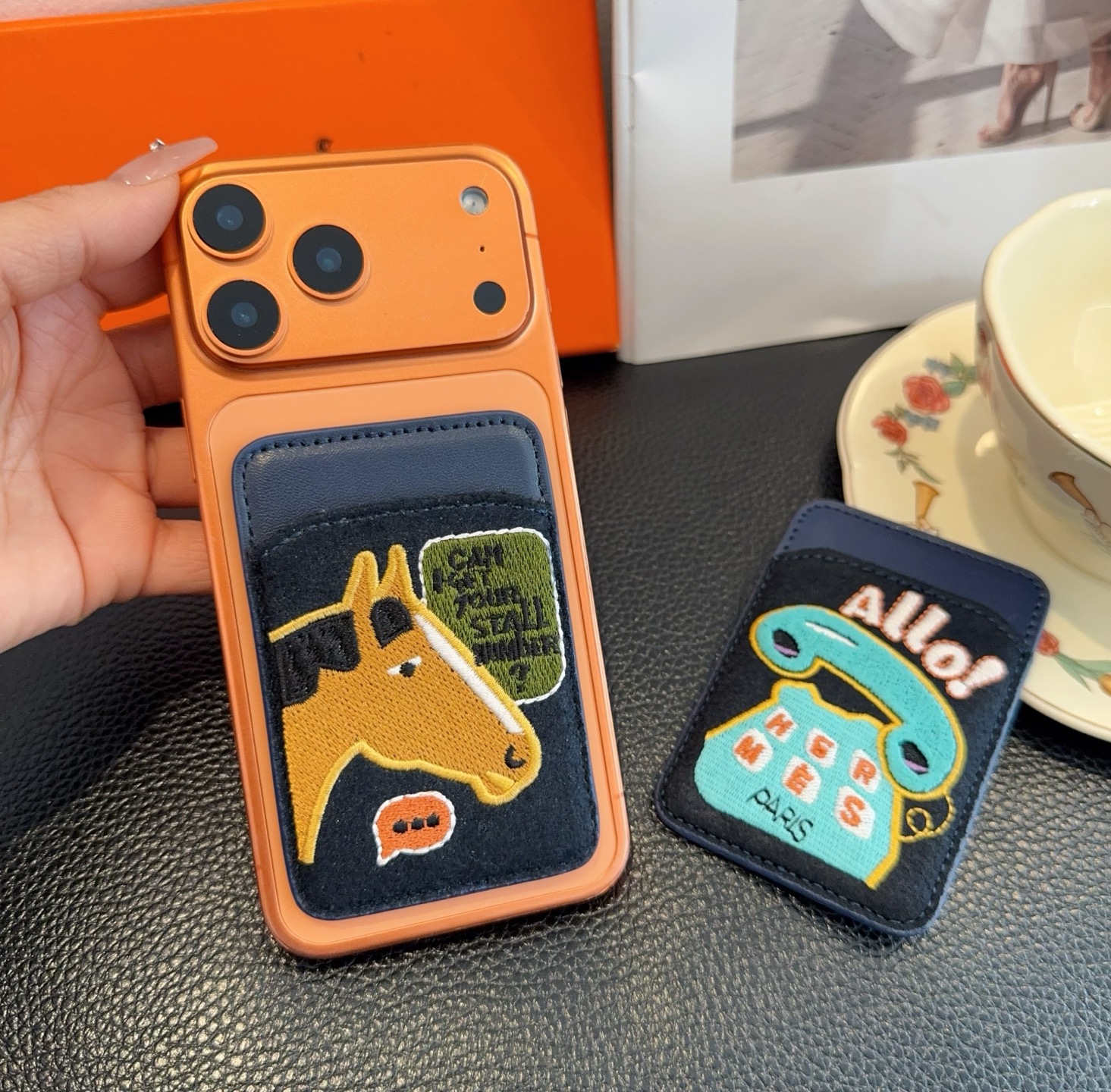 P95 🔥爱马仕官网磁吸卡包  爱马仕房子刺绣手机磁吸卡包
顶级高品质[强]磁吸式卡夹，尺寸：长6.5*高9.5*宽0.5厘米