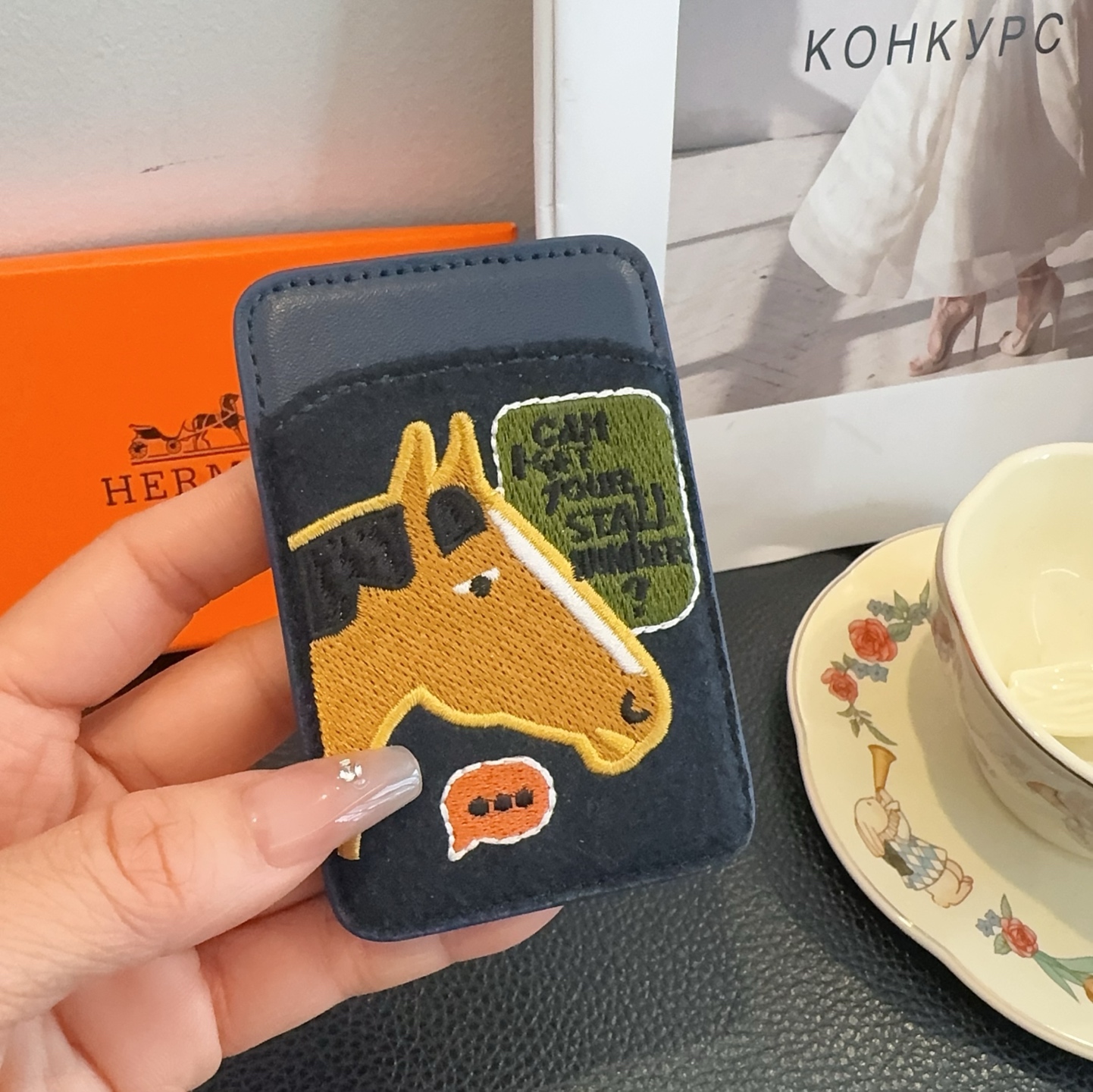 P95 🔥爱马仕官网磁吸卡包  爱马仕房子刺绣手机磁吸卡包
顶级高品质[强]磁吸式卡夹，尺寸：长6.5*高9.5*宽0.5厘米