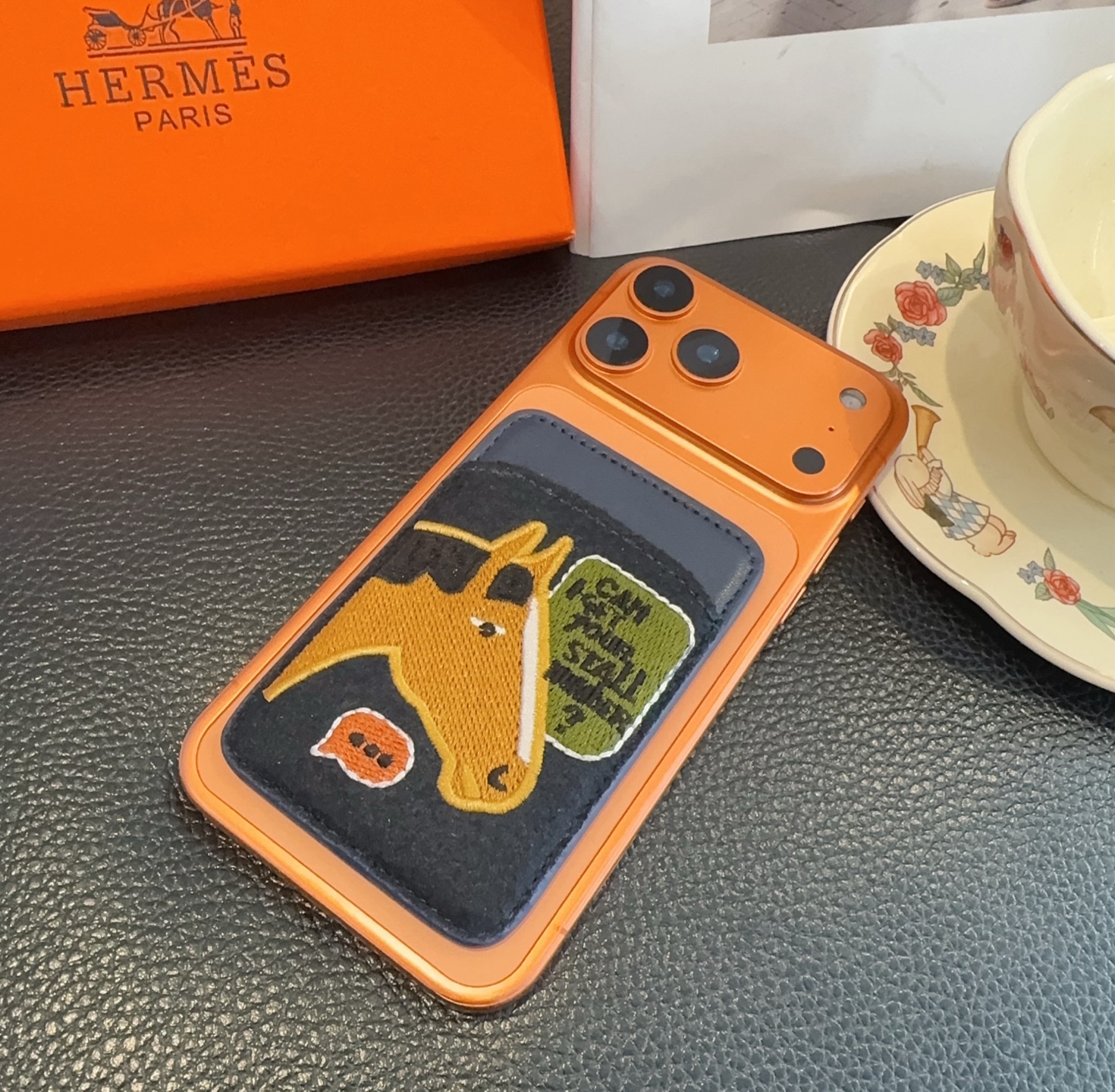 P95 🔥爱马仕官网磁吸卡包  爱马仕房子刺绣手机磁吸卡包
顶级高品质[强]磁吸式卡夹，尺寸：长6.5*高9.5*宽0.5厘米