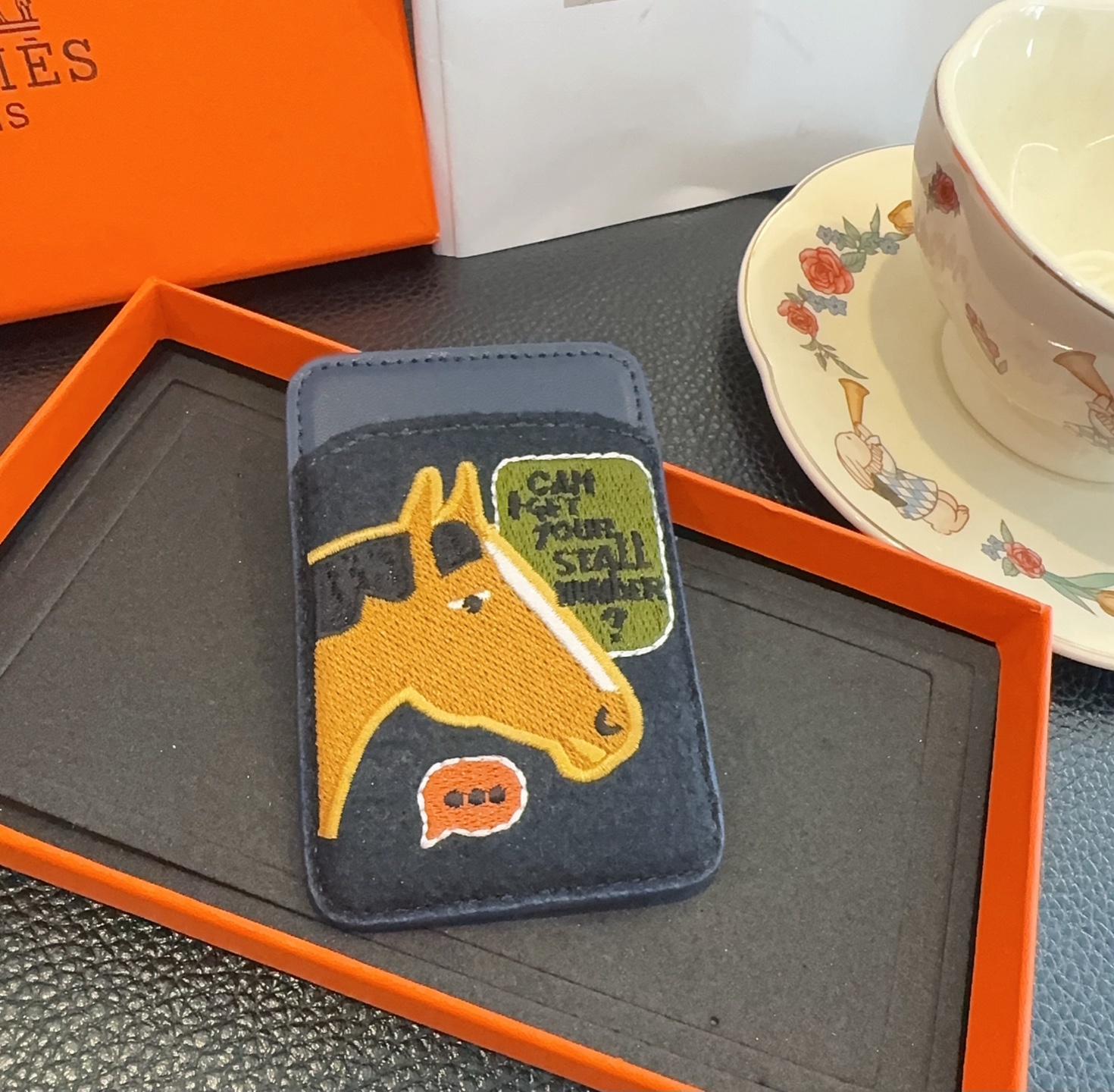 P95 🔥爱马仕官网磁吸卡包  爱马仕房子刺绣手机磁吸卡包
顶级高品质[强]磁吸式卡夹，尺寸：长6.5*高9.5*宽0.5厘米