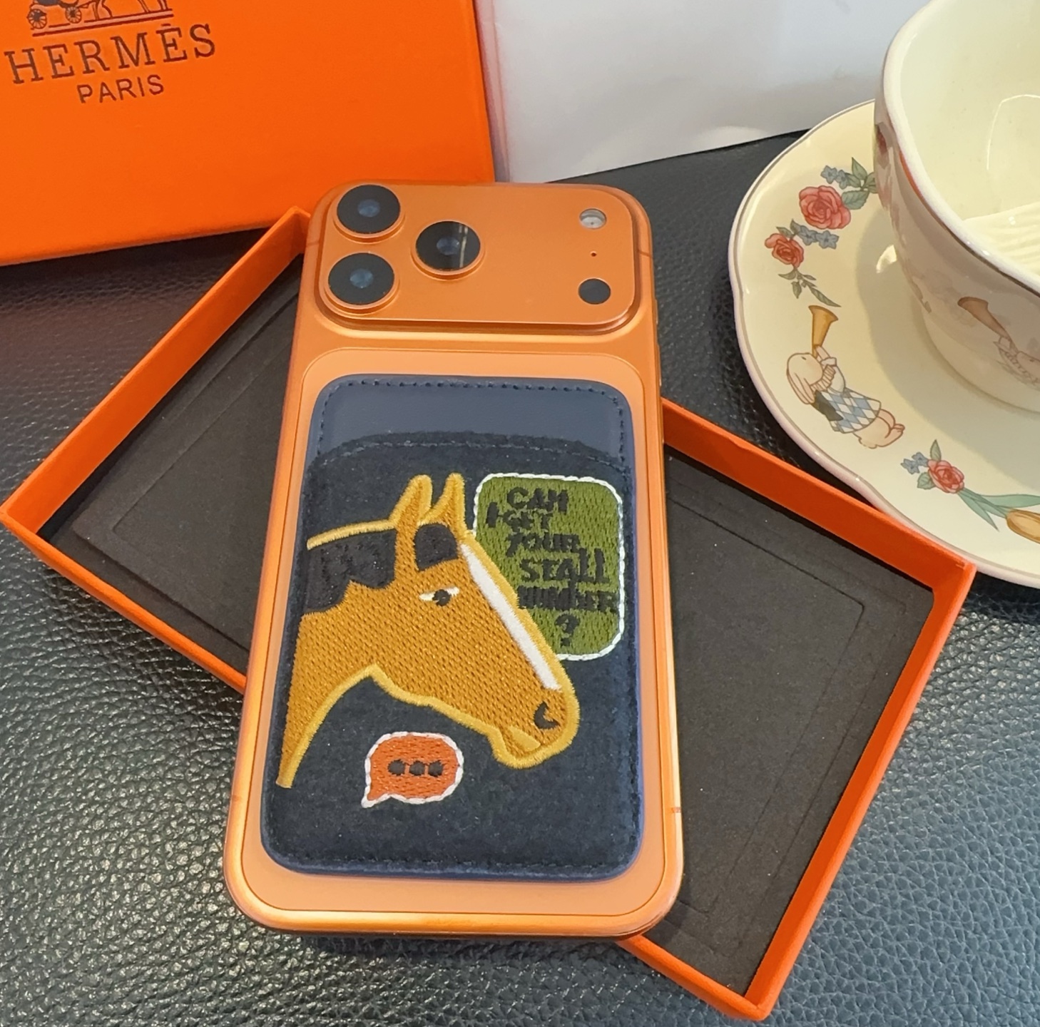 P95 🔥爱马仕官网磁吸卡包  爱马仕房子刺绣手机磁吸卡包
顶级高品质[强]磁吸式卡夹，尺寸：长6.5*高9.5*宽0.5厘米