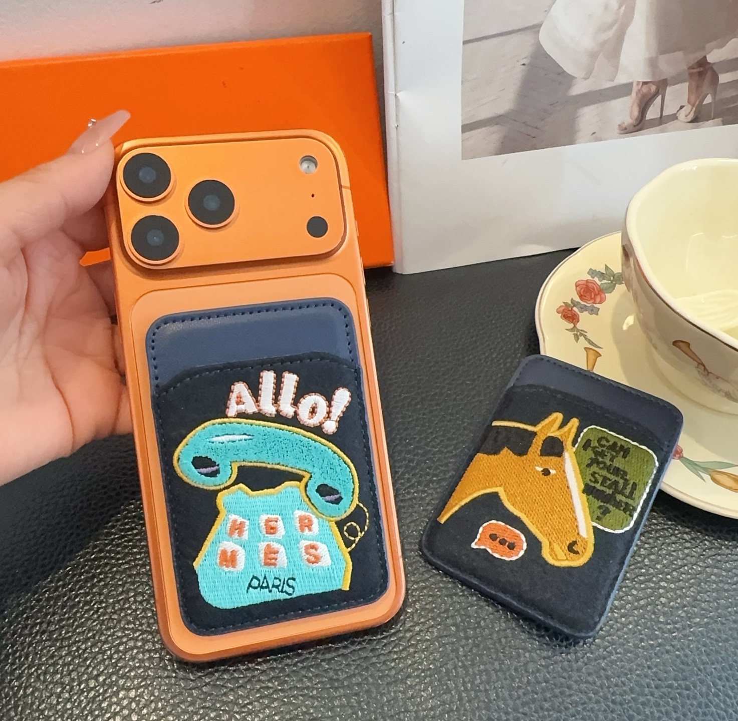 🔥爱马仕官网磁吸卡包 爱马仕房子刺绣手机磁吸卡包顶级高品质[强]磁吸式卡夹，尺寸：长6.5*高9.5*宽