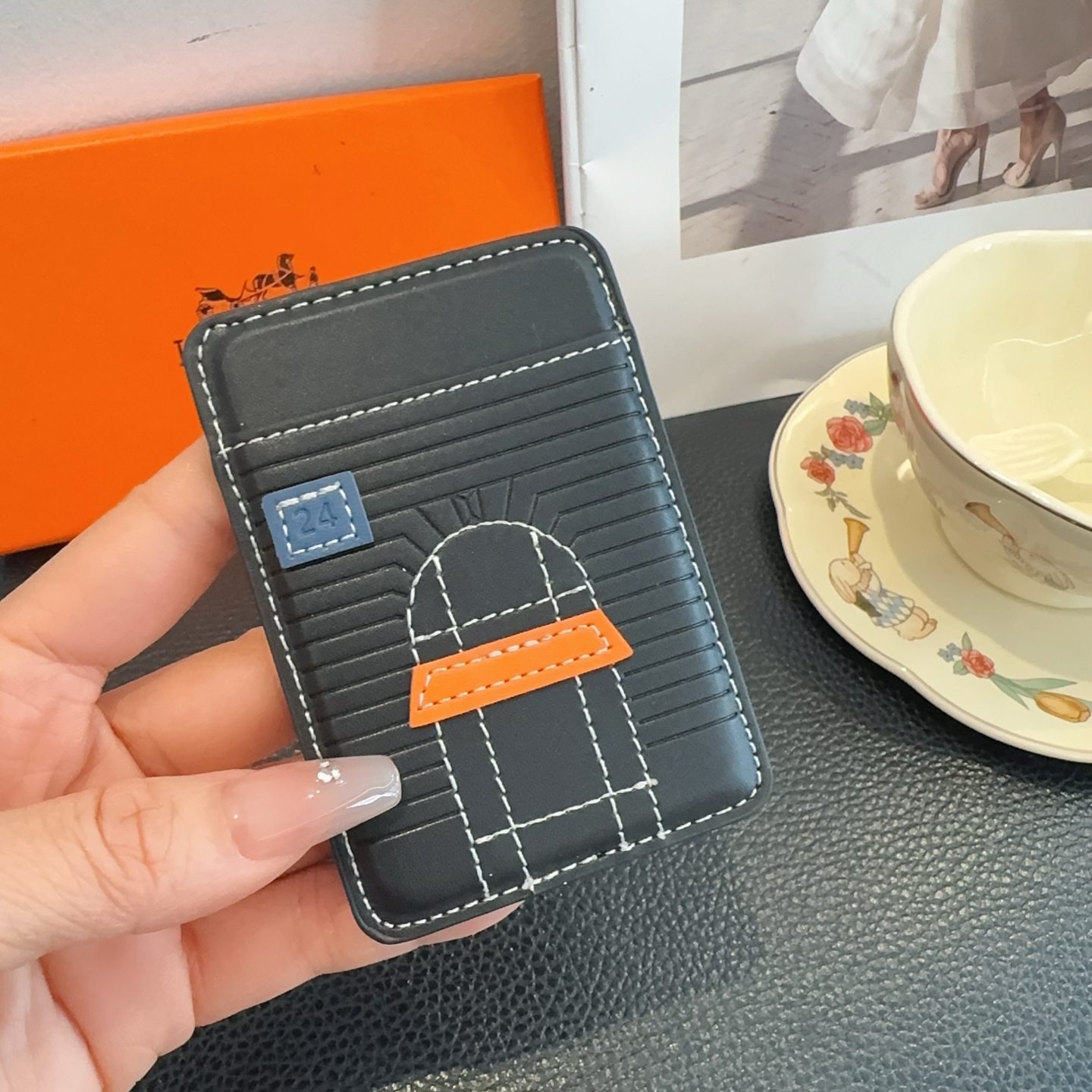 🔥爱马仕官网磁吸卡包 爱马仕房子刺绣手机磁吸卡包顶级高品质[强]磁吸式卡夹，尺寸：长6.5*高9.5*宽