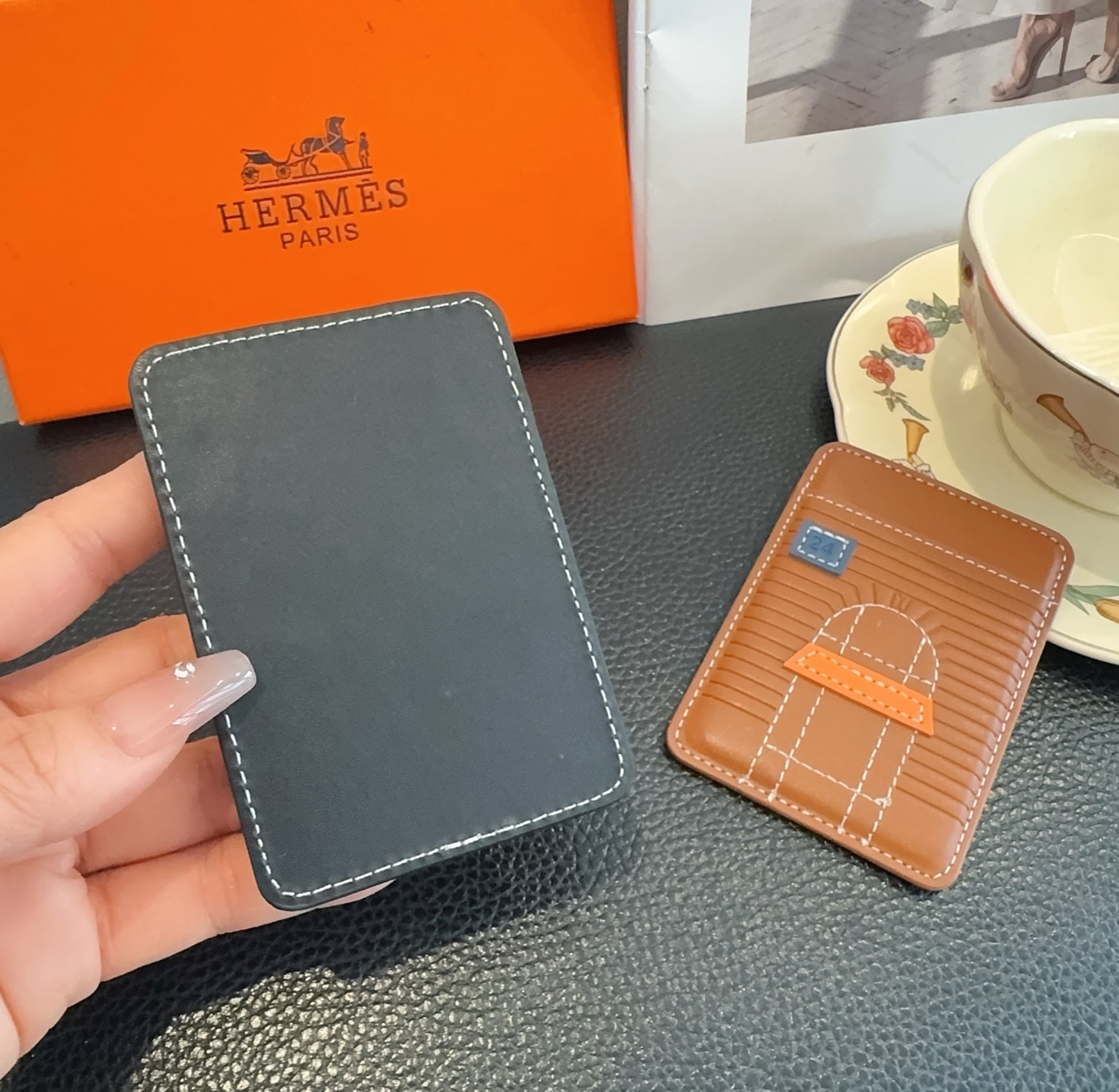 🔥爱马仕官网磁吸卡包 爱马仕房子刺绣手机磁吸卡包顶级高品质[强]磁吸式卡夹，尺寸：长6.5*高9.5*宽