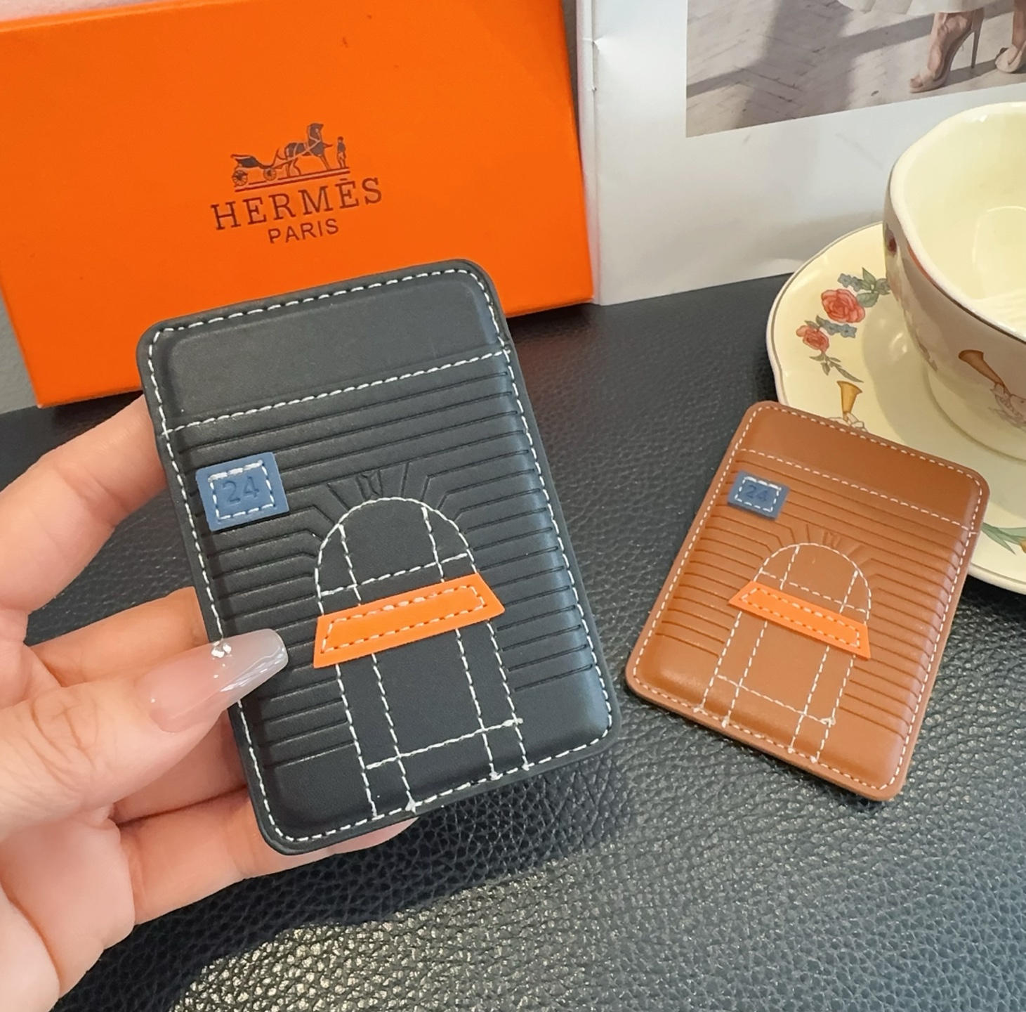 🔥爱马仕官网磁吸卡包 爱马仕房子刺绣手机磁吸卡包顶级高品质[强]磁吸式卡夹，尺寸：长6.5*高9.5*宽