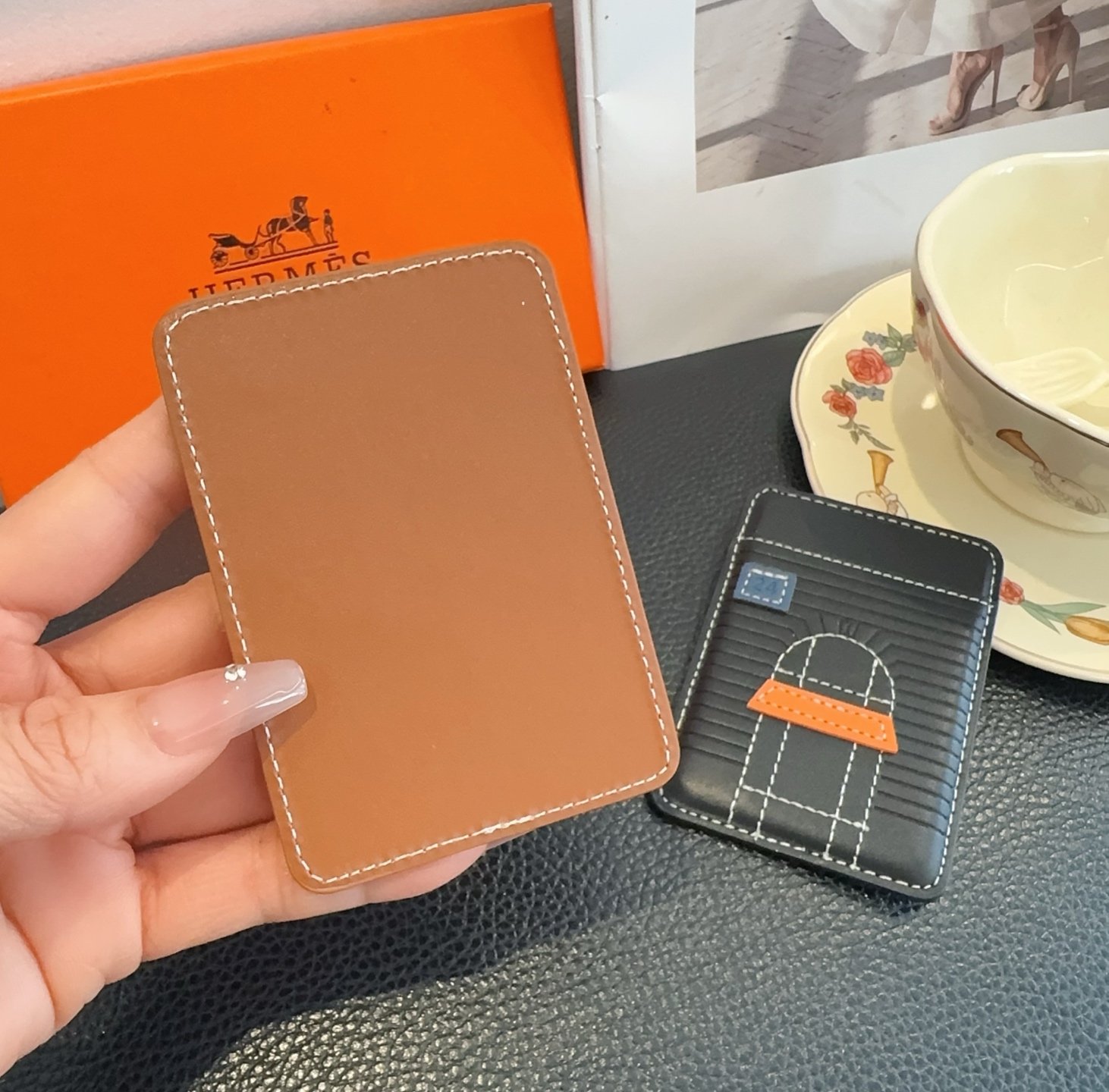 🔥爱马仕官网磁吸卡包 爱马仕房子刺绣手机磁吸卡包顶级高品质[强]磁吸式卡夹，尺寸：长6.5*高9.5*宽