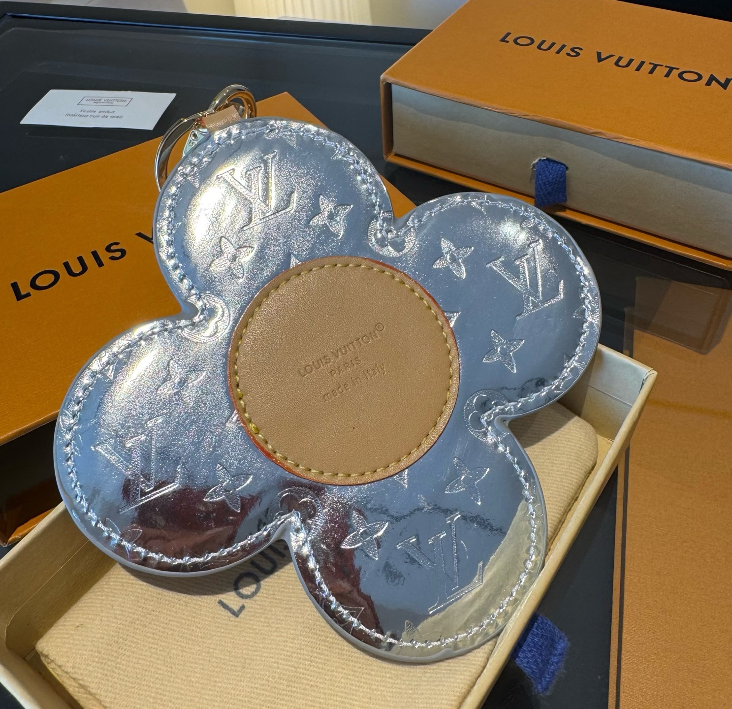 LV钥匙扣Vivienne挂饰 大号 太阳花 包包挂件