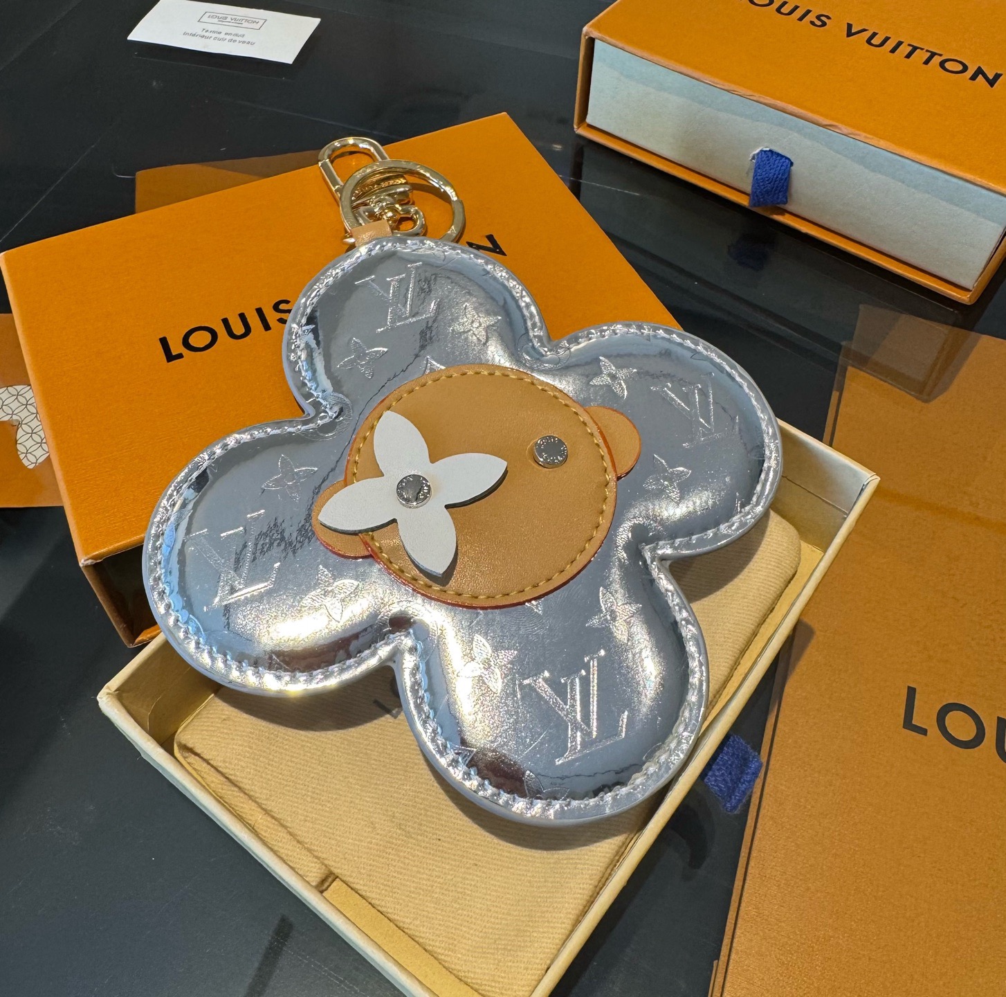 LV钥匙扣Vivienne挂饰 大号 太阳花 包包挂件