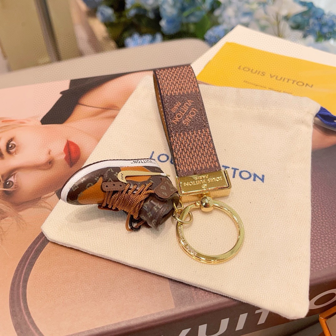 🔥LV经典老花棋格钥匙扣 钥匙扣➕联名nike迷你鞋子挂件时尚个性！车钥匙挂件 包包挂件配饰Monogr
