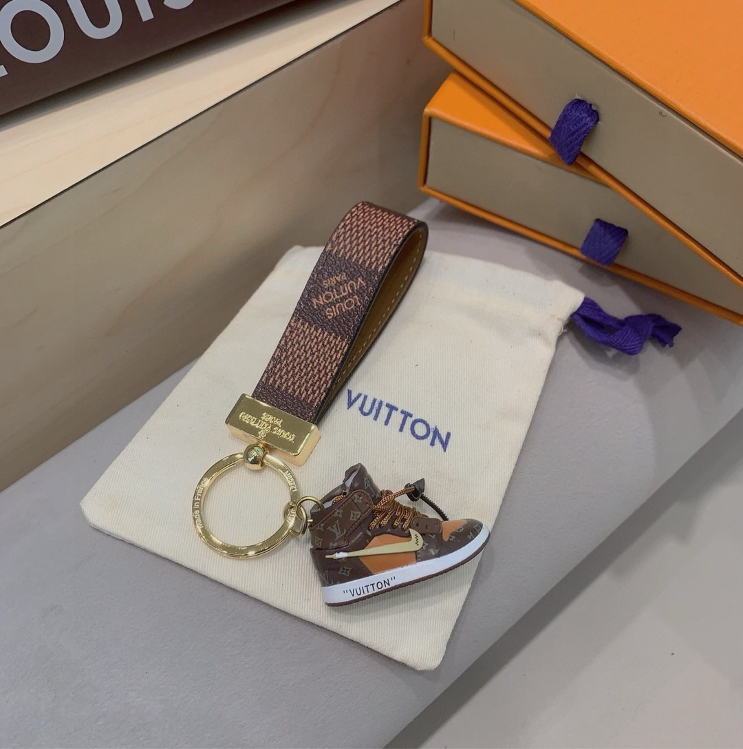 🔥LV经典老花棋格钥匙扣 钥匙扣➕联名nike迷你鞋子挂件时尚个性！车钥匙挂件 包包挂件配饰Monogr
