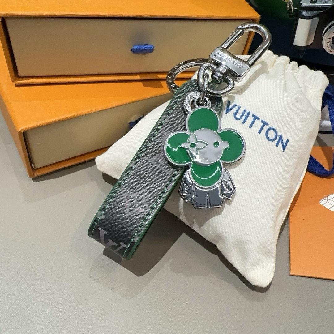 🔥LV钥匙扣 太阳娃娃🪆包挂饰 原版配件 Vivienne Dragonne包饰与钥匙扣以莹泽金属雕琢品