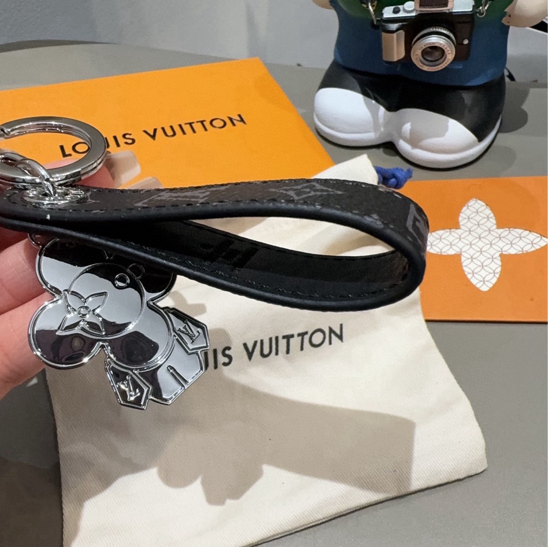 🔥LV钥匙扣 太阳娃娃🪆包挂饰 原版配件 Vivienne Dragonne包饰与钥匙扣以莹泽金属雕琢品