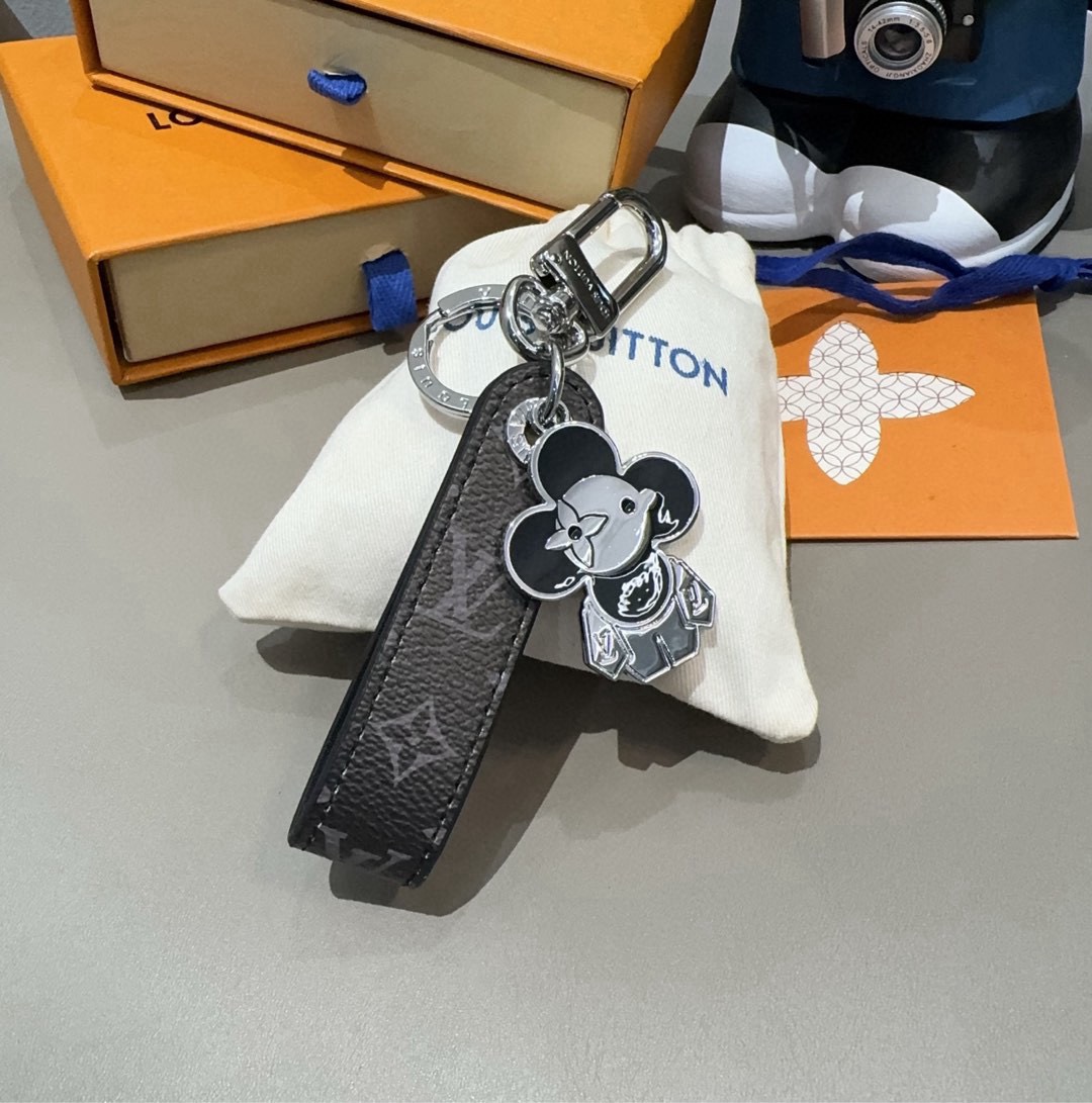🔥LV钥匙扣 太阳娃娃🪆包挂饰 原版配件 Vivienne Dragonne包饰与钥匙扣以莹泽金属雕琢品