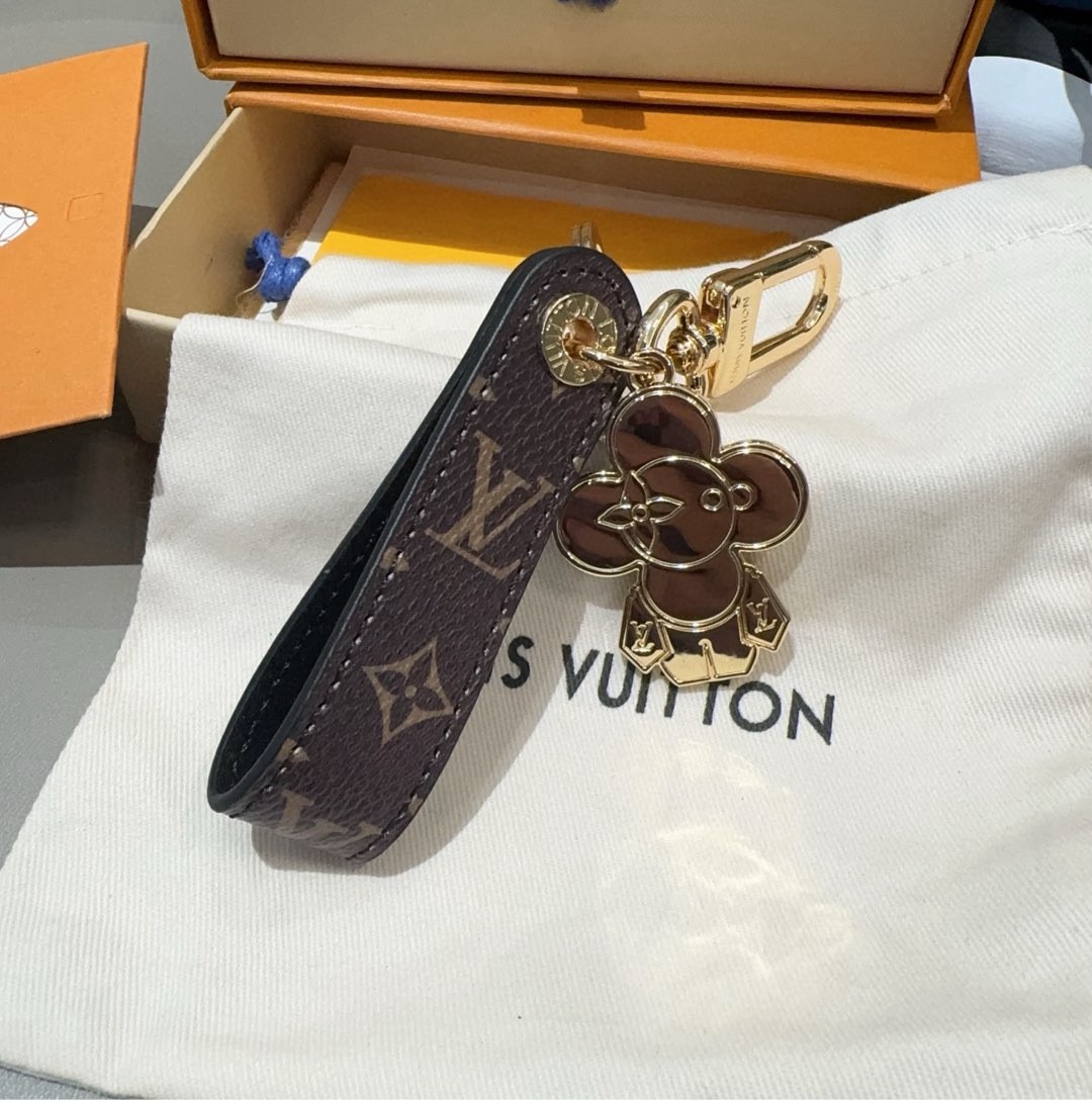 🔥LV钥匙扣 太阳娃娃🪆包挂饰 原版配件 Vivienne Dragonne包饰与钥匙扣以莹泽金属雕琢品