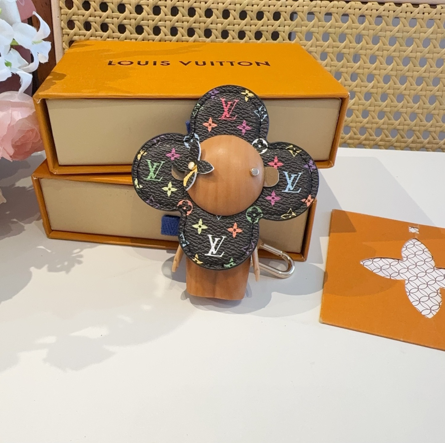 🔥LOUIS VUITTON新款包饰 村上隆白三彩黑三彩钥匙扣。LV薇薇安太阳花包包挂件 手机壳挂件可满