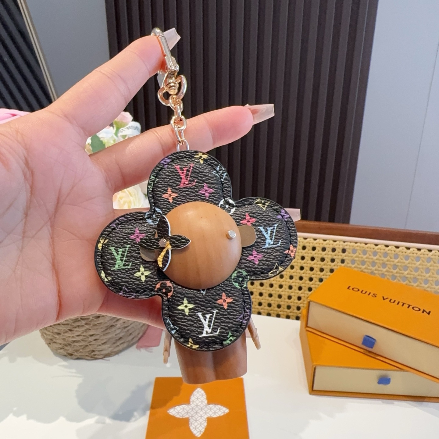 🔥LOUIS VUITTON新款包饰 村上隆白三彩黑三彩钥匙扣。LV薇薇安太阳花包包挂件 手机壳挂件可满