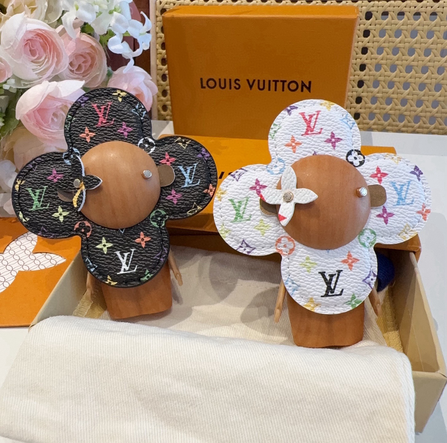 🔥LOUIS VUITTON新款包饰 村上隆白三彩黑三彩钥匙扣。LV薇薇安太阳花包包挂件 手机壳挂件可满