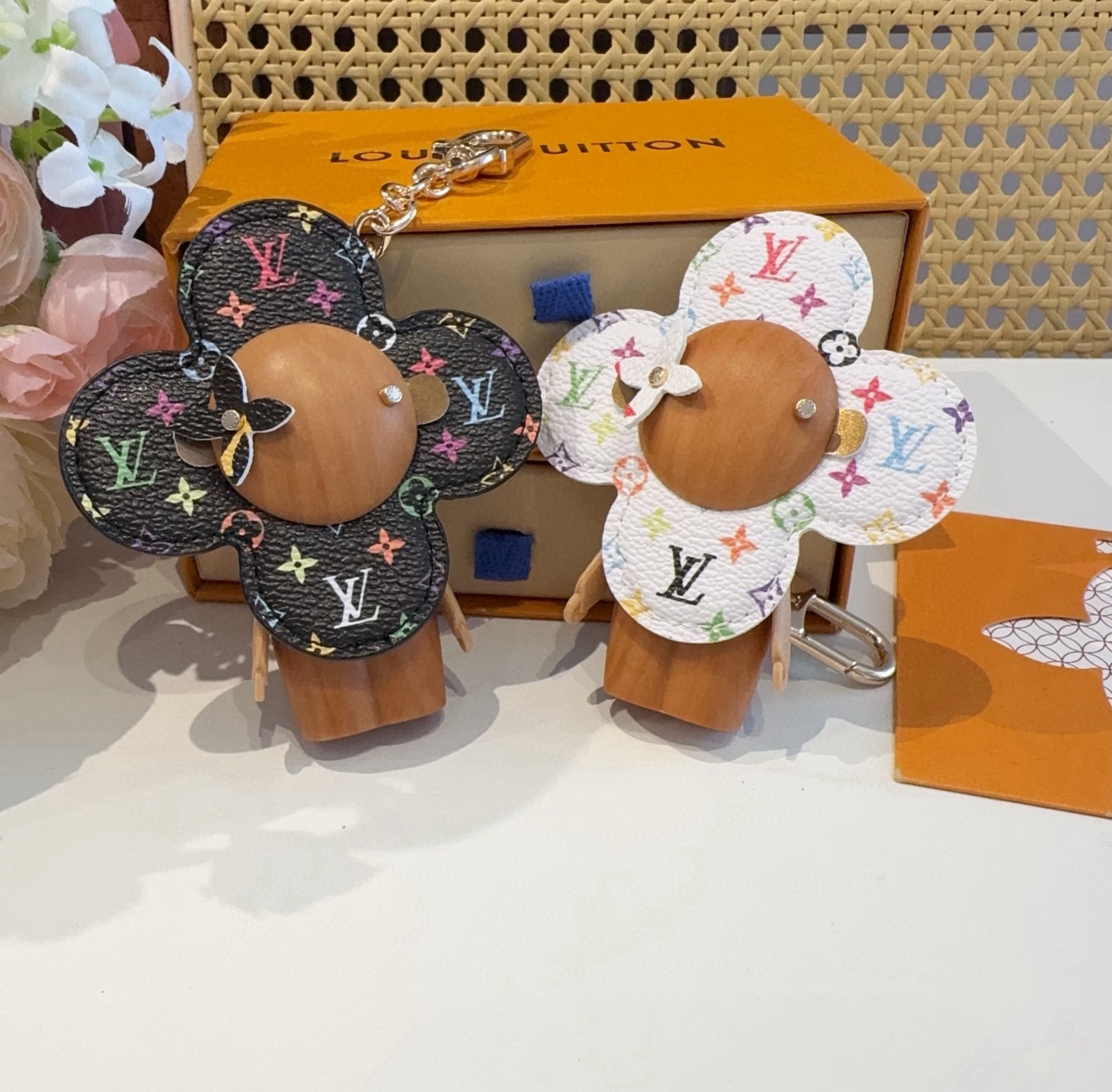 🔥LOUIS VUITTON新款包饰 村上隆白三彩黑三彩钥匙扣。LV薇薇安太阳花包包挂件 手机壳挂件可满