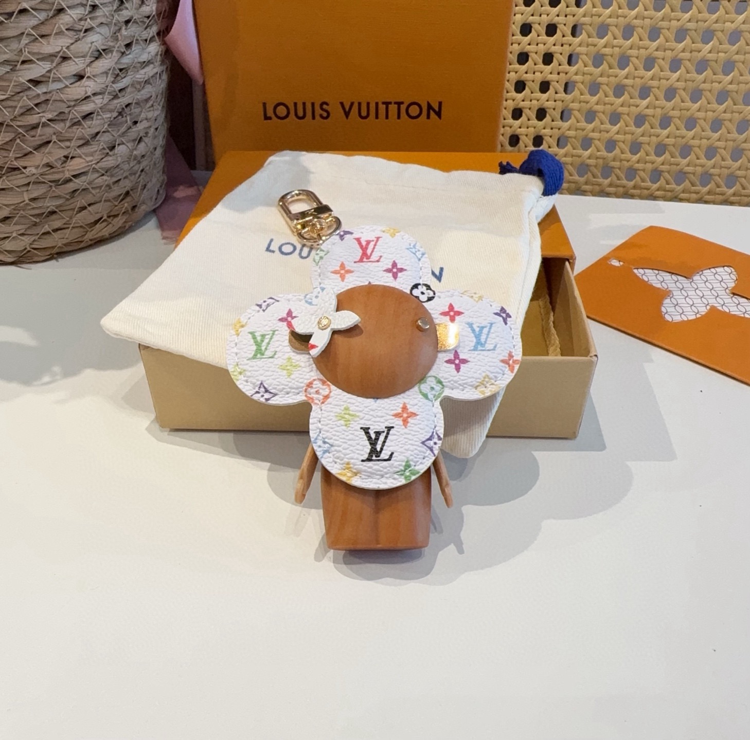 🔥LOUIS VUITTON新款包饰 村上隆白三彩黑三彩钥匙扣。LV薇薇安太阳花包包挂件 手机壳挂件可满