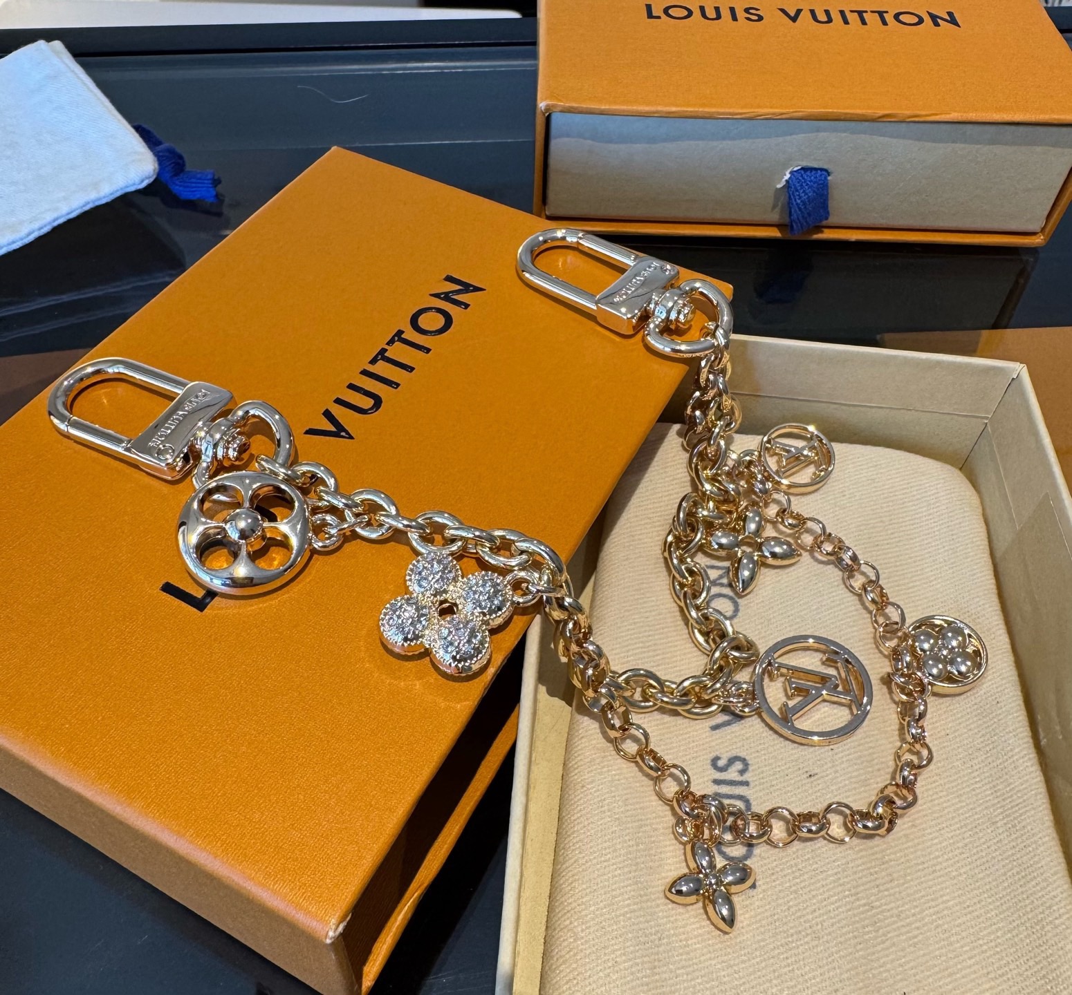 官网新款🔥LV包链钥匙扣 路易威登 Sailor包链 挂饰 包包链条精选莹亮金属材质，链节设计灵感源自航
