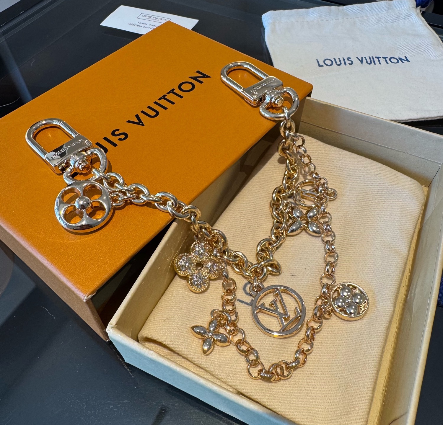 官网新款🔥LV包链钥匙扣 路易威登 Sailor包链 挂饰 包包链条精选莹亮金属材质，链节设计灵感源自航