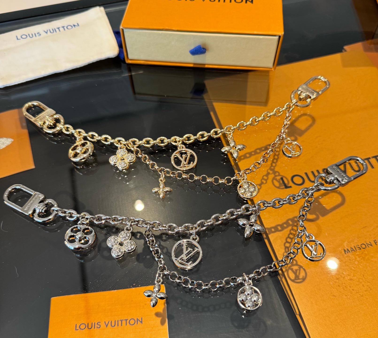 官网新款🔥LV包链钥匙扣 路易威登 Sailor包链 挂饰 包包链条精选莹亮金属材质，链节设计灵感源自航