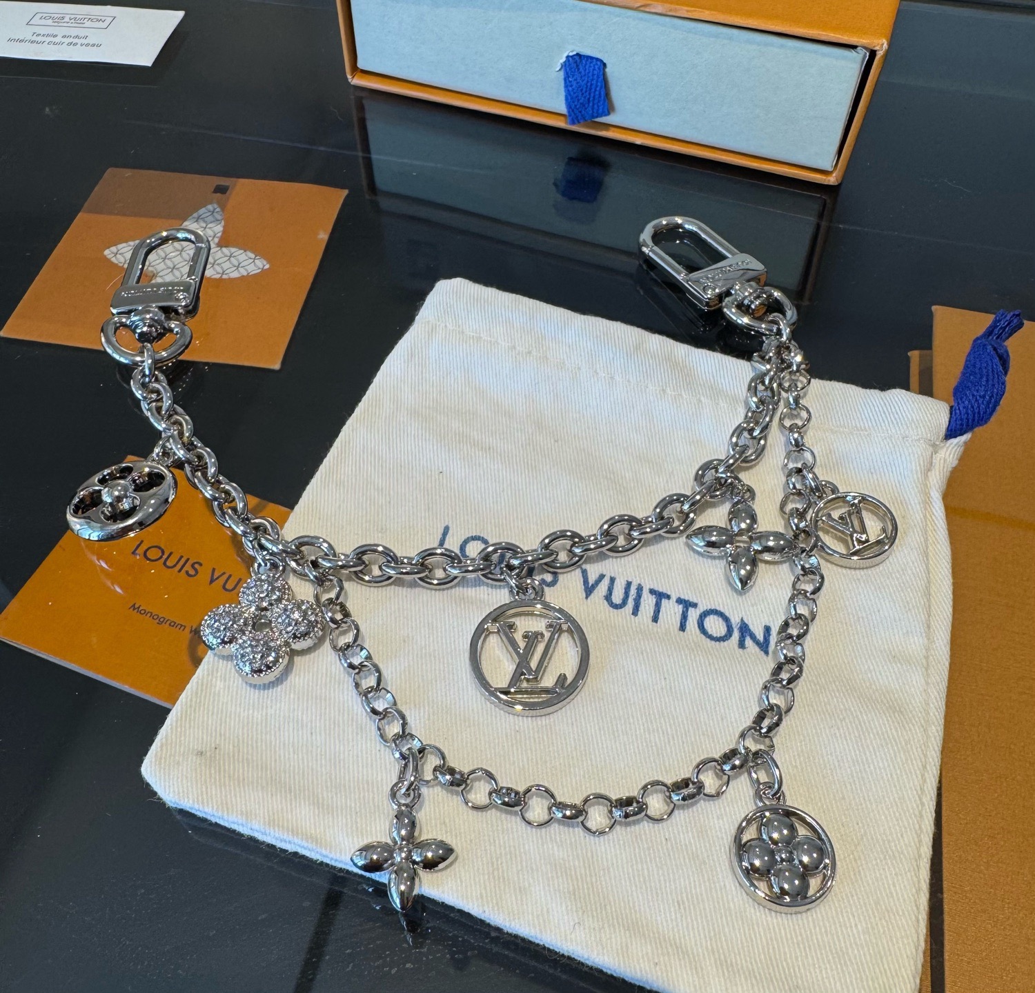 官网新款🔥LV包链钥匙扣 路易威登 Sailor包链 挂饰 包包链条精选莹亮金属材质，链节设计灵感源自航