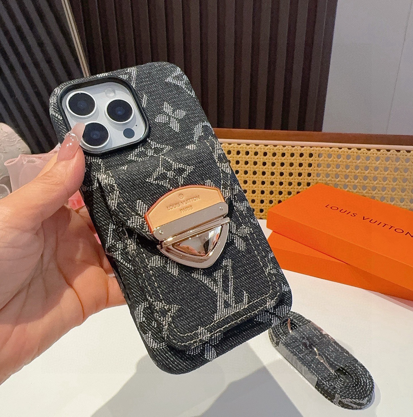 🔥LV牛仔锁头卡包手机壳 肩带斜挎手机壳 全包软壳 装取机方便，侧边五金按键 质感杠杠滴[强]型号：为了