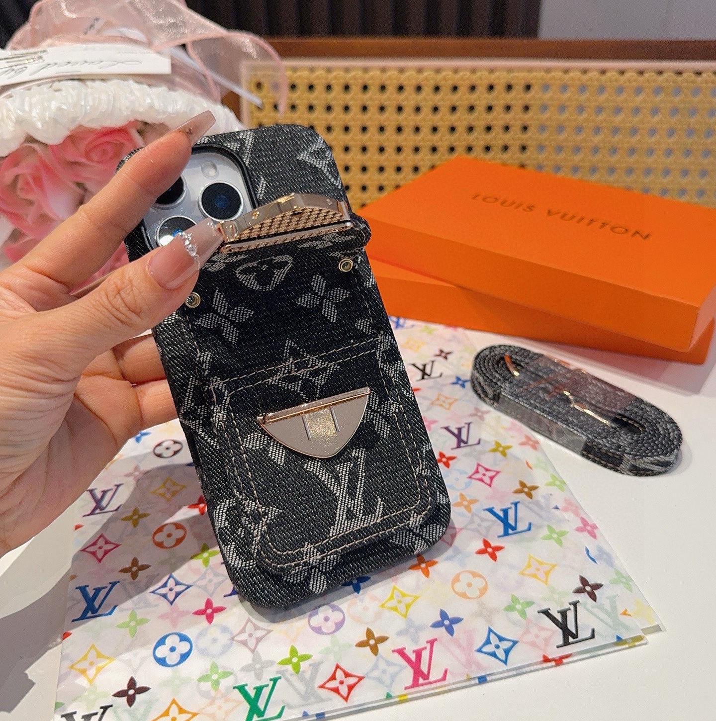 🔥LV牛仔锁头卡包手机壳 肩带斜挎手机壳 全包软壳 装取机方便，侧边五金按键 质感杠杠滴[强]型号：为了