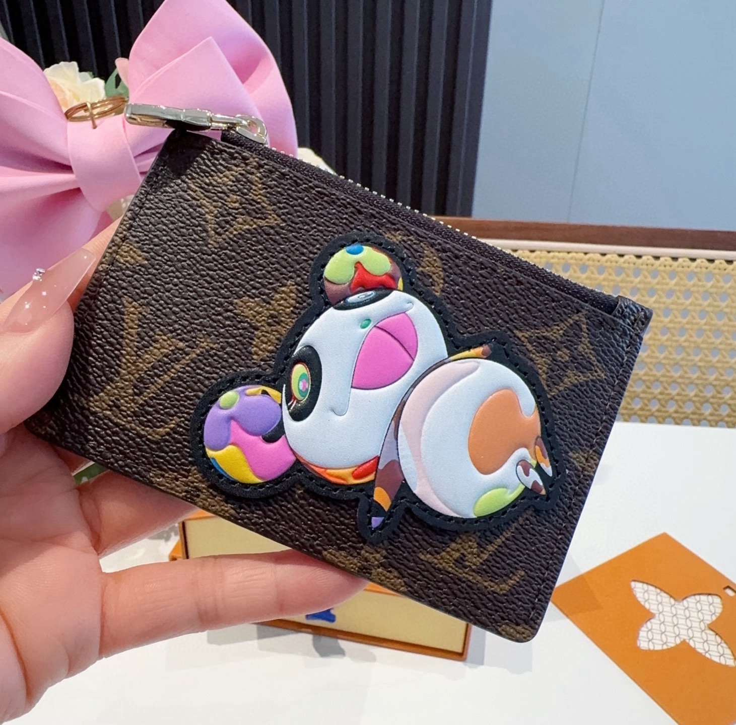 🔥LV村上隆合作款熊猫卡通老花卡包，经典老花零钱包，卡包零钱包两用，超纤材质 五金为进口钢 原版logo