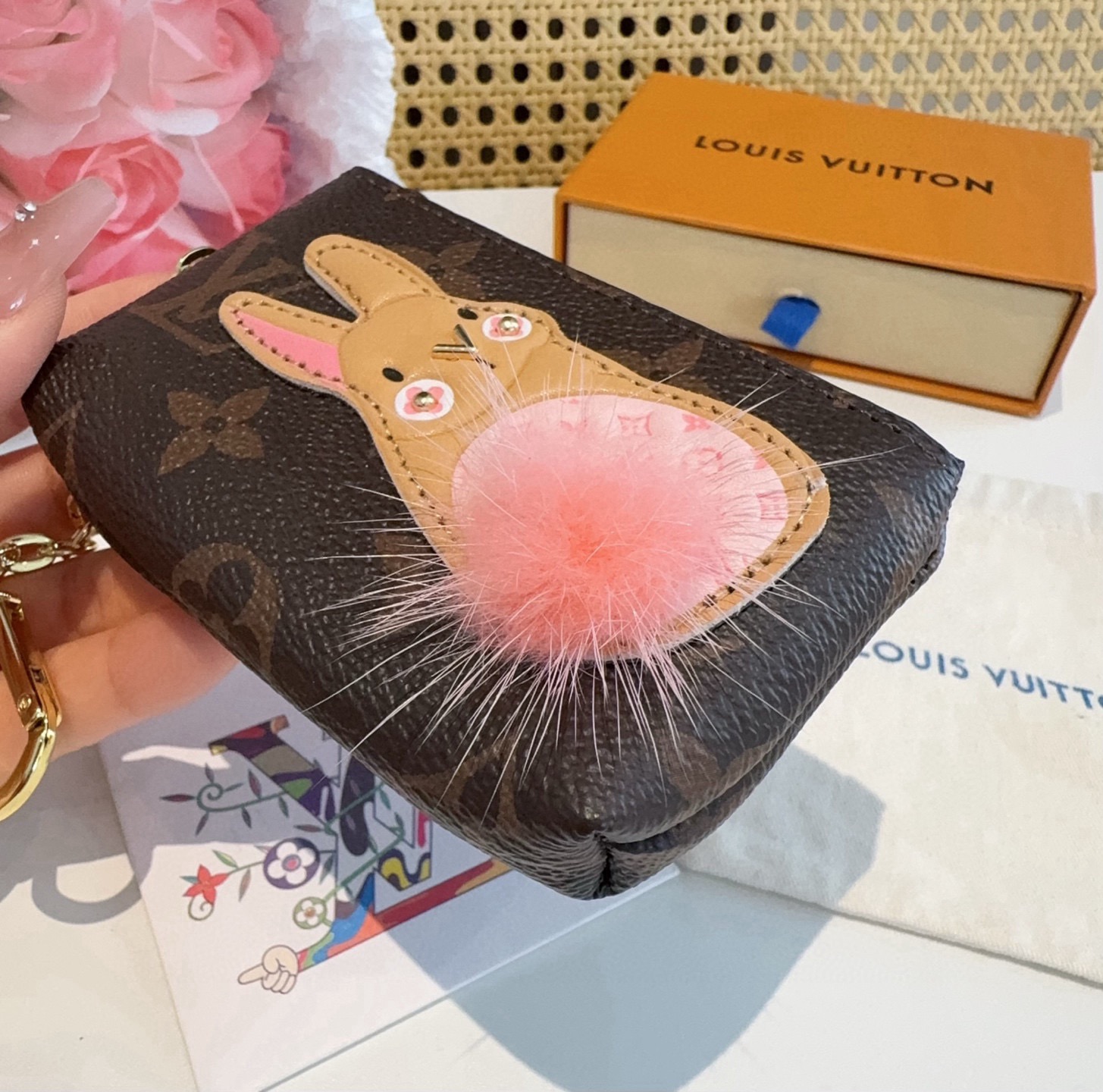 🔥独家新品LV卡通老花零钱包包，经典老花钥匙扣耳机包，包包挂饰，零钱包 超纤材质 五金为进口钢 原版lo