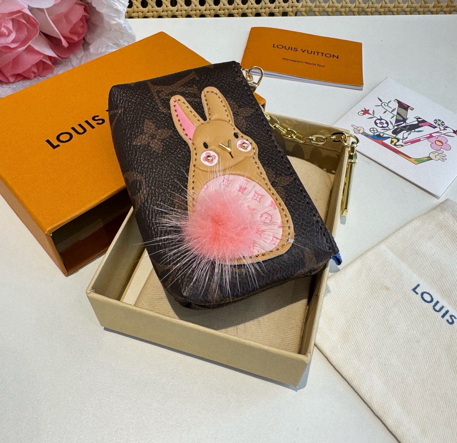 🔥独家新品LV卡通老花零钱包包，经典老花钥匙扣耳机包，包包挂饰，零钱包 超纤材质 五金为进口钢 原版lo