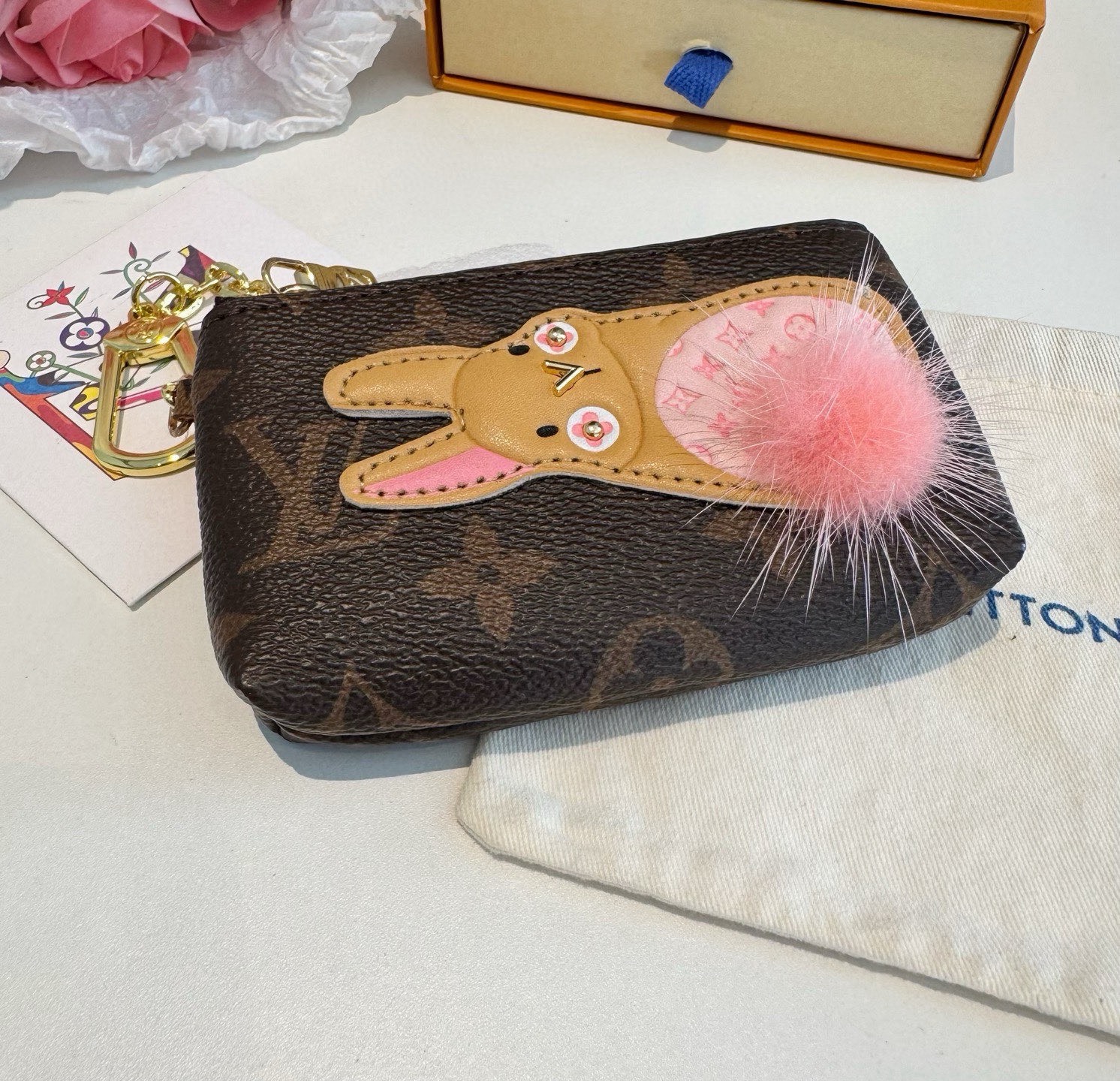 🔥独家新品LV卡通老花零钱包包，经典老花钥匙扣耳机包，包包挂饰，零钱包 超纤材质 五金为进口钢 原版lo