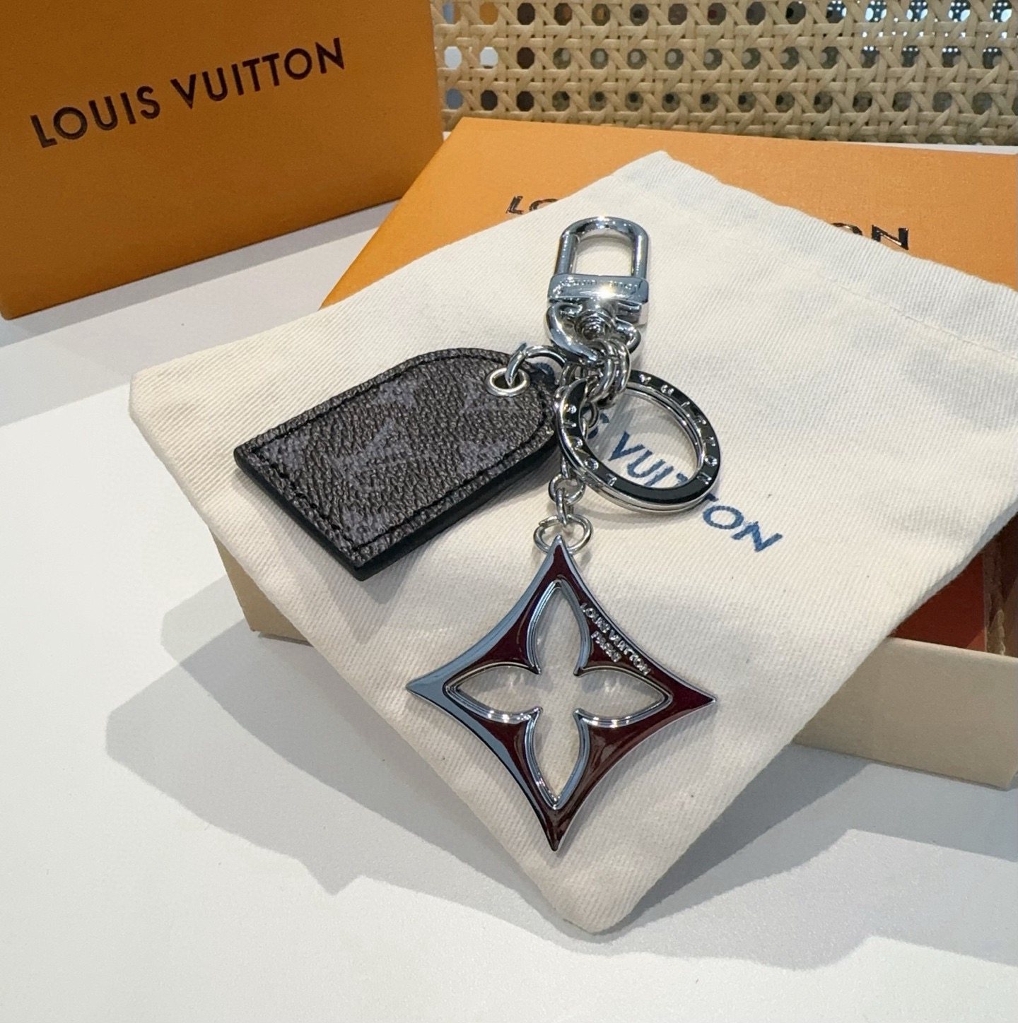 🔥 LV经典老花钥匙扣 包饰与钥匙扣挂件LV Cherished Tab 钥匙扣结合 Monogram 