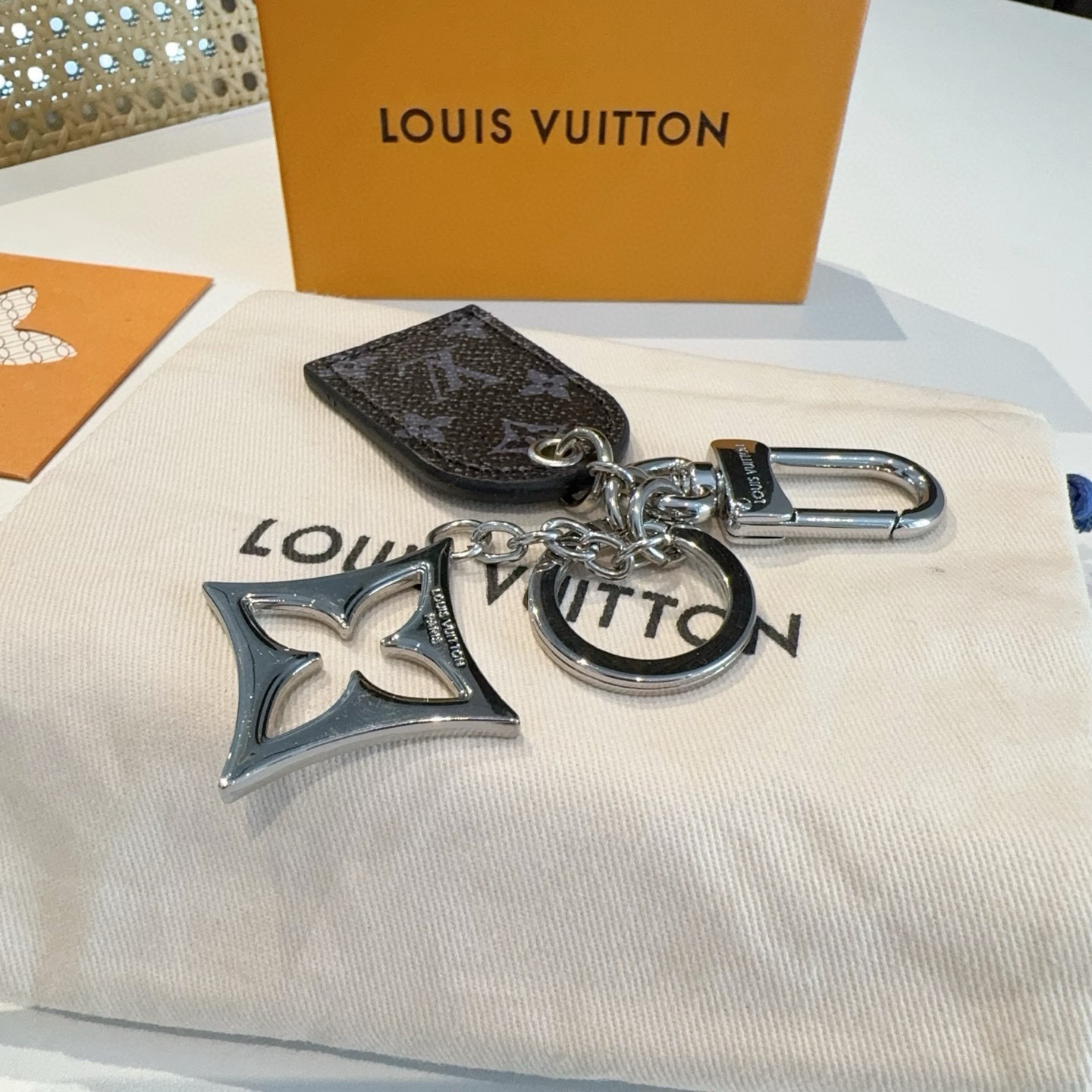 🔥 LV经典老花钥匙扣 包饰与钥匙扣挂件LV Cherished Tab 钥匙扣结合 Monogram 
