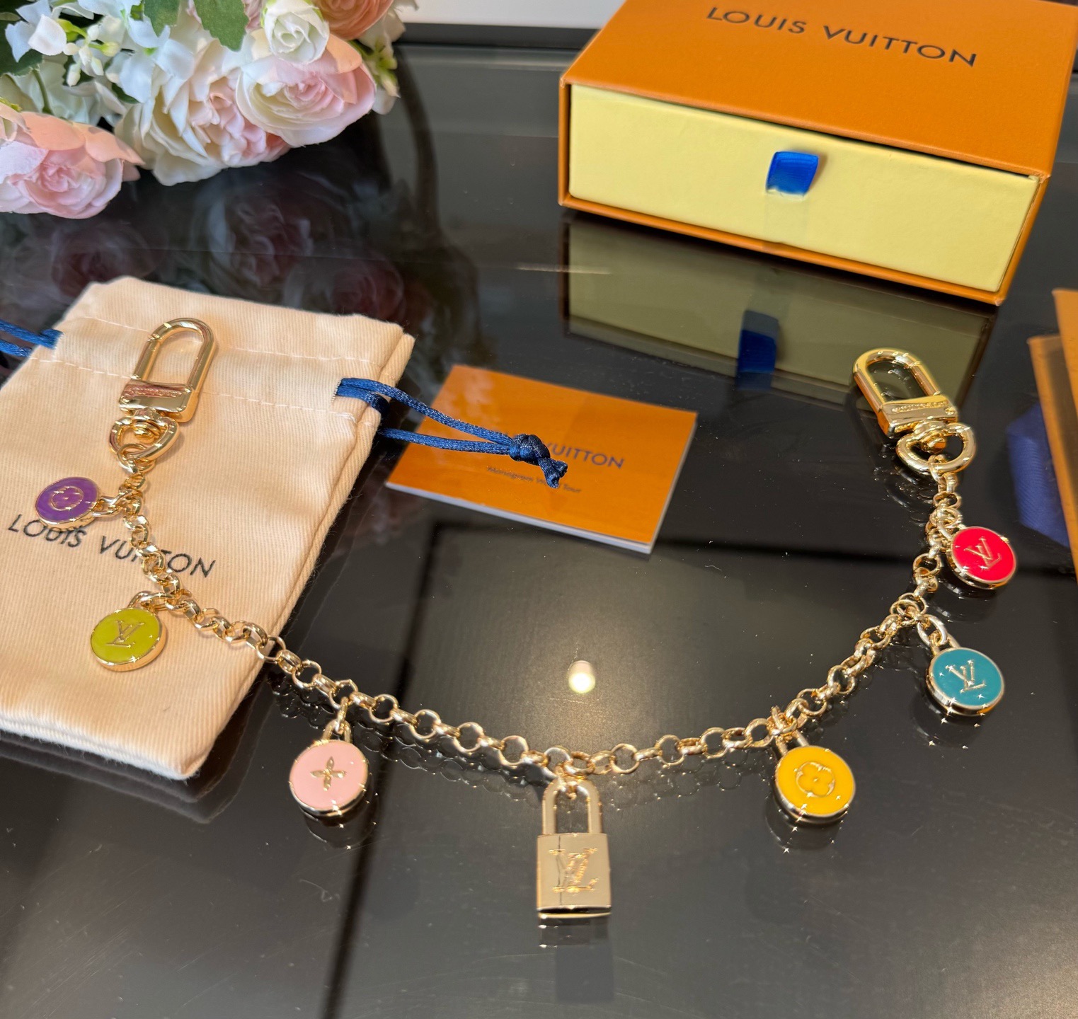 🔥LV 钥匙扣 包链，长款链条⛓️，路易威登新款钥匙扣 ，包包配饰 多元素材质，舒展时尚个性！
