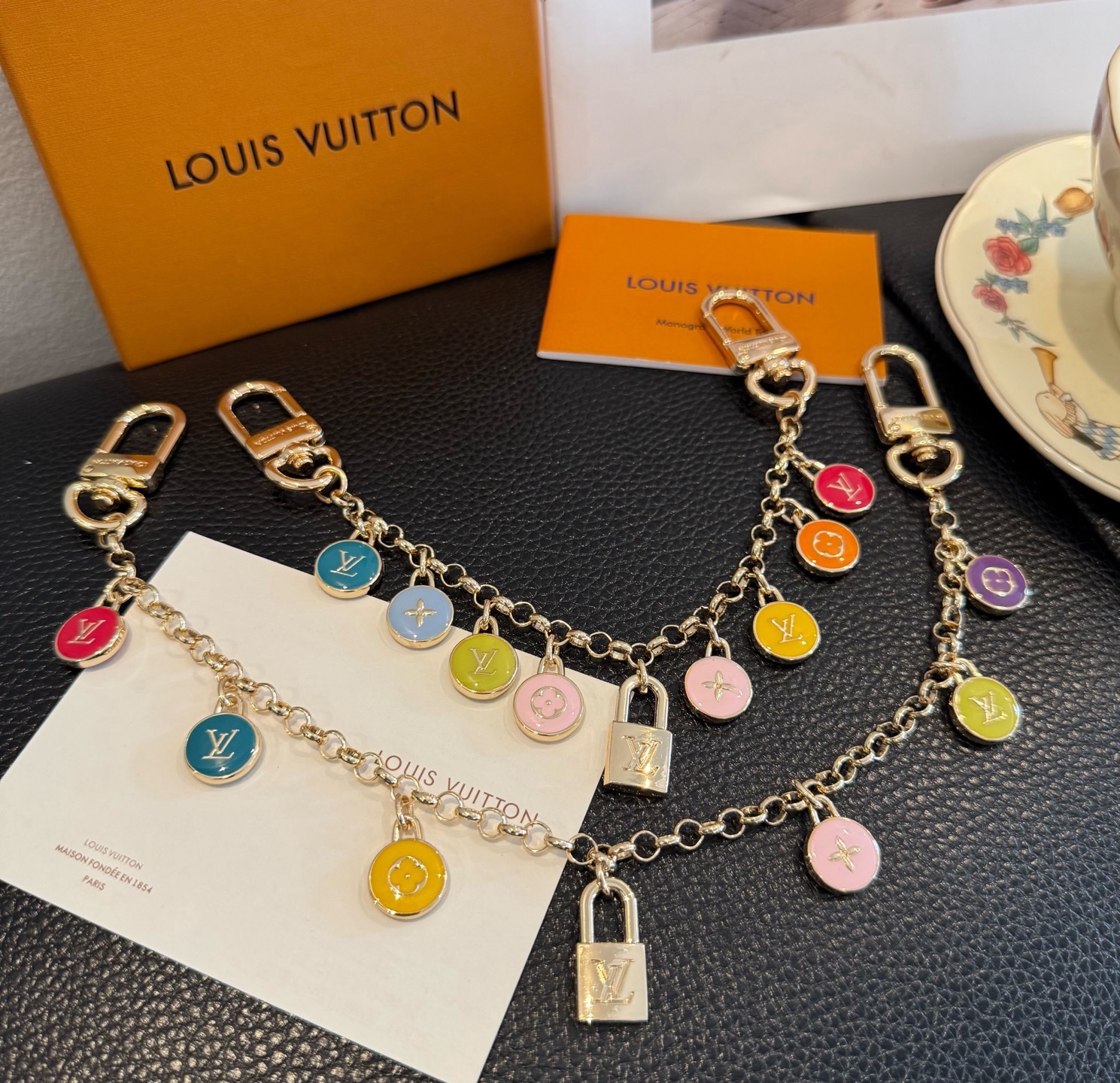 🔥LV 钥匙扣 包链，长款链条⛓️，路易威登新款钥匙扣 ，包包配饰 多元素材质，舒展时尚个性！