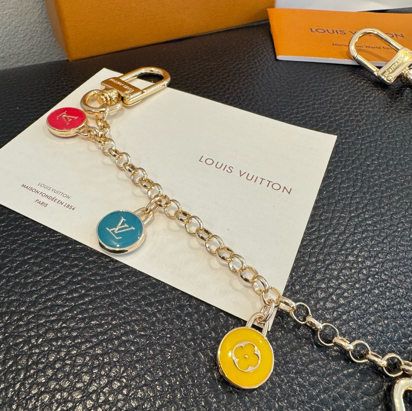 🔥LV 钥匙扣 包链，长款链条⛓️，路易威登新款钥匙扣 ，包包配饰 多元素材质，舒展时尚个性！