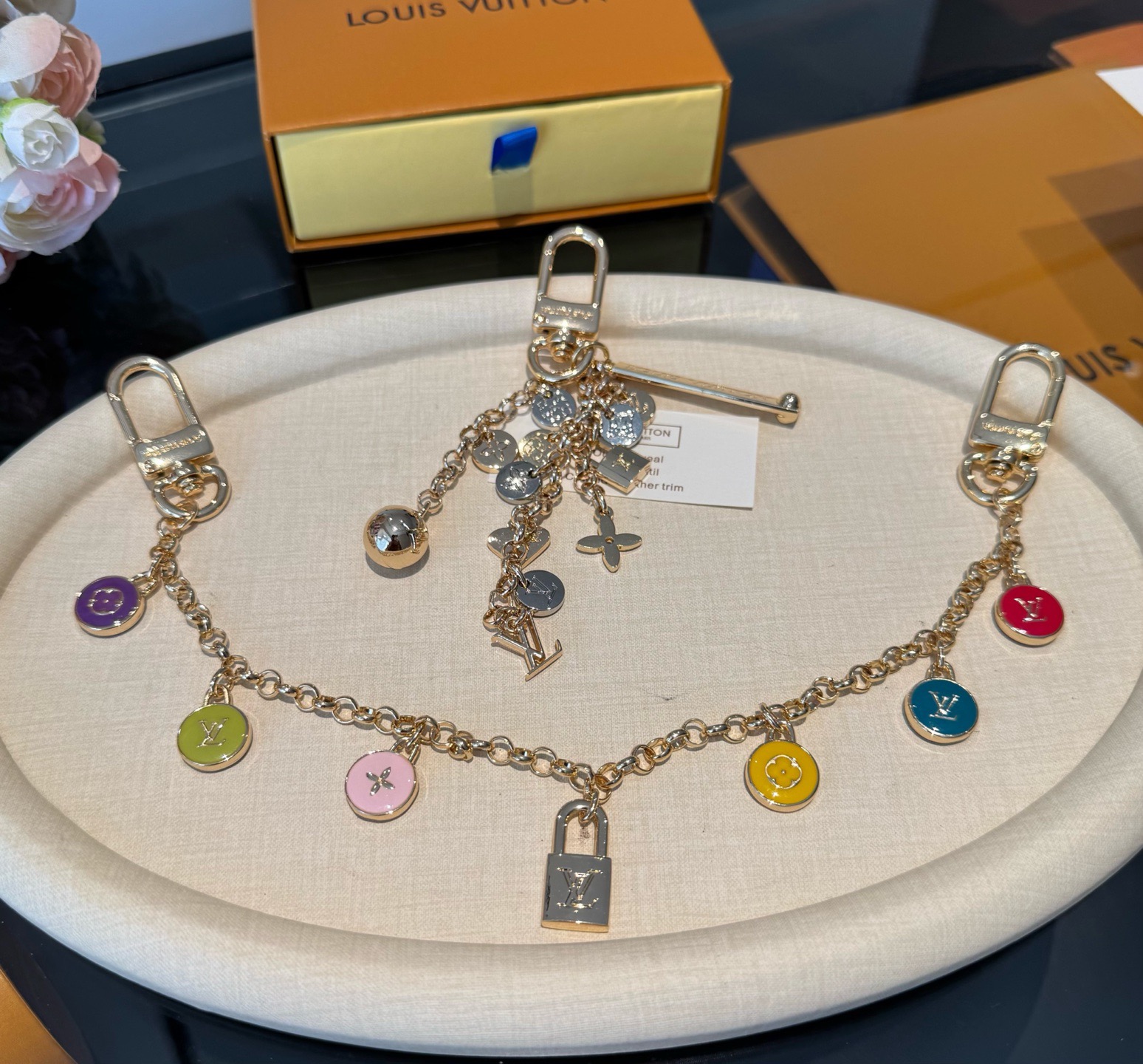 🔥LV 钥匙扣 包链，长款链条⛓️，路易威登新款钥匙扣 ，包包配饰 多元素材质，舒展时尚个性！