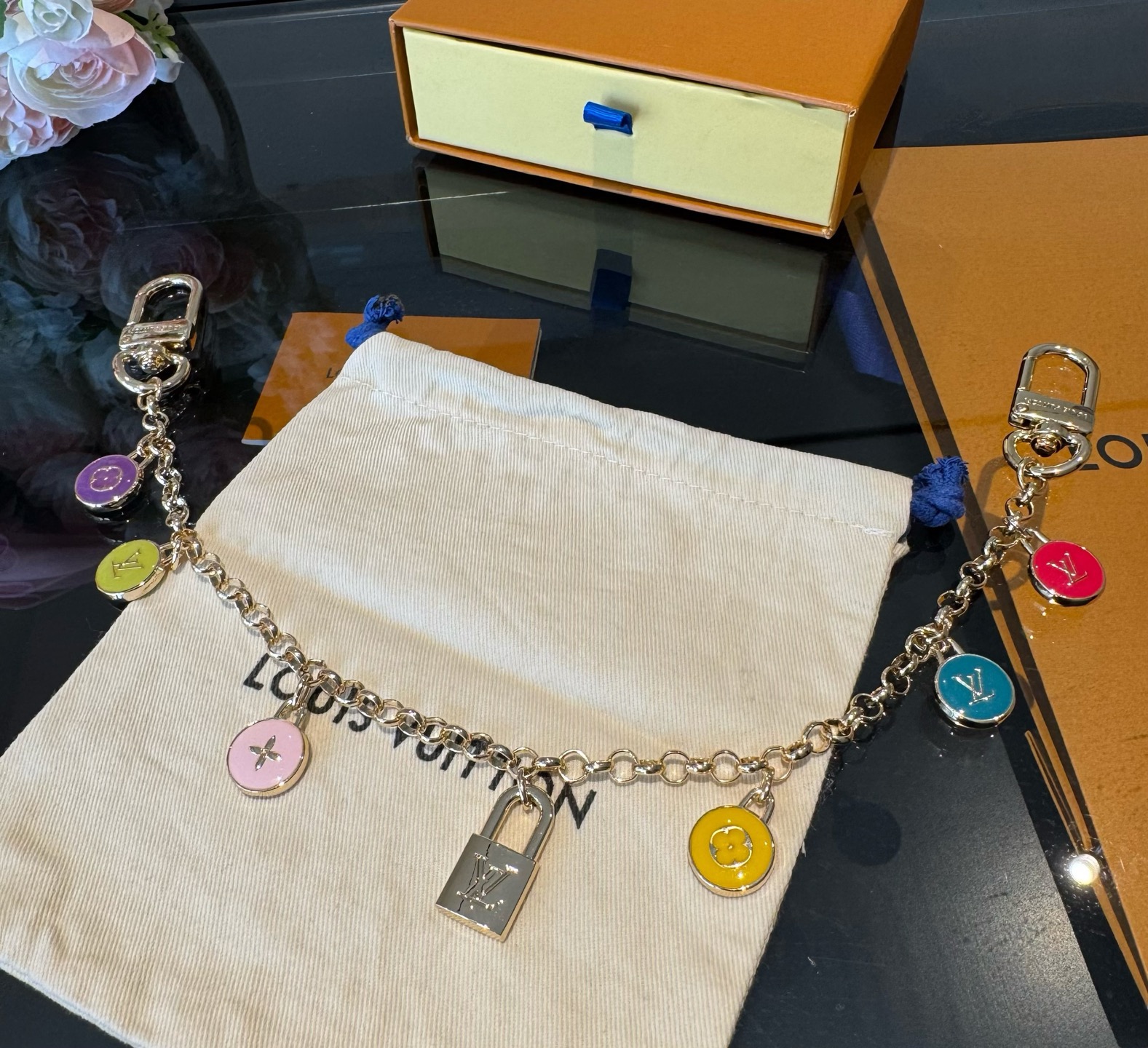 🔥LV 钥匙扣 包链，长款链条⛓️，路易威登新款钥匙扣 ，包包配饰 多元素材质，舒展时尚个性！