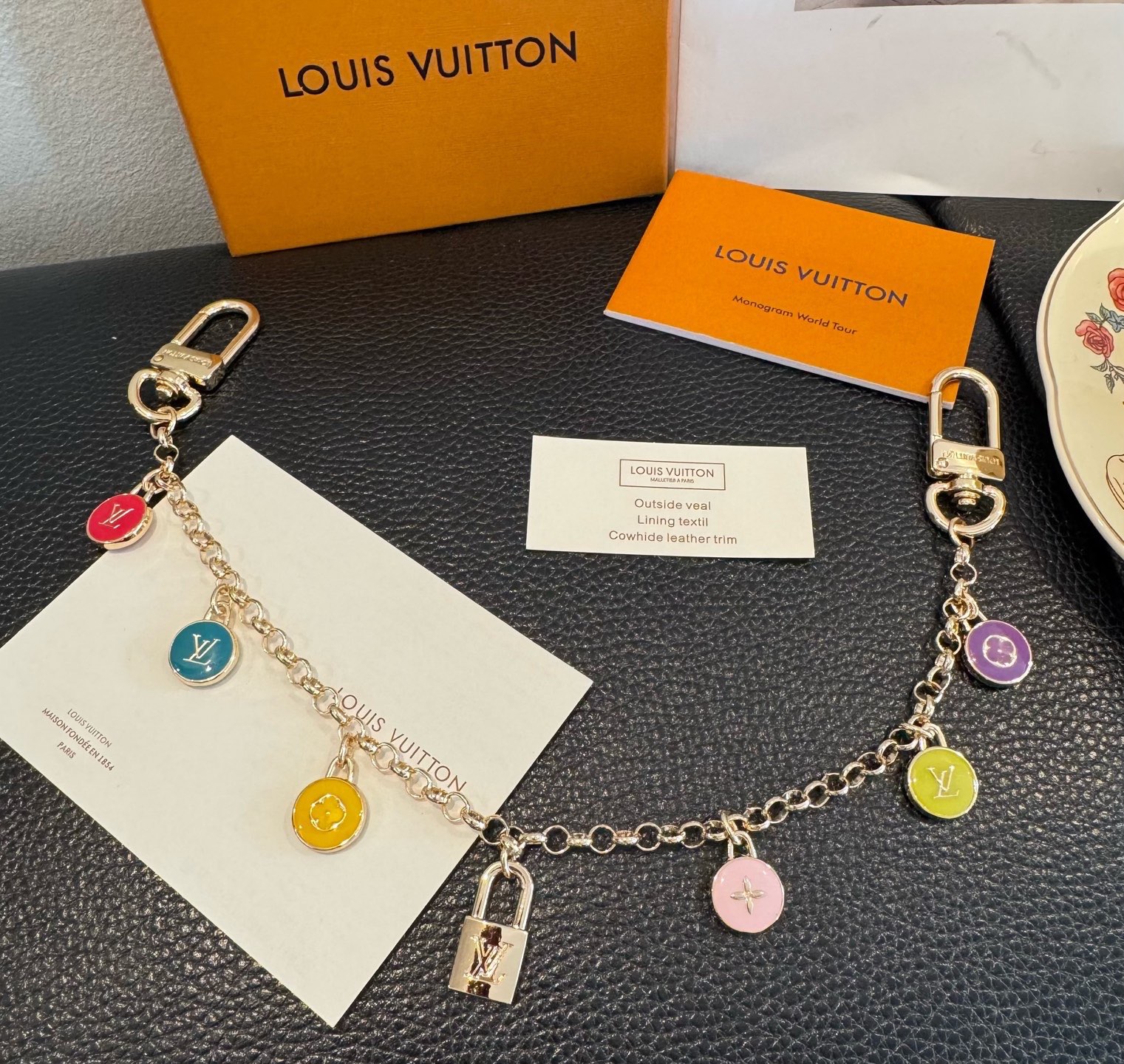 🔥LV 钥匙扣 包链，长款链条⛓️，路易威登新款钥匙扣 ，包包配饰 多元素材质，舒展时尚个性！