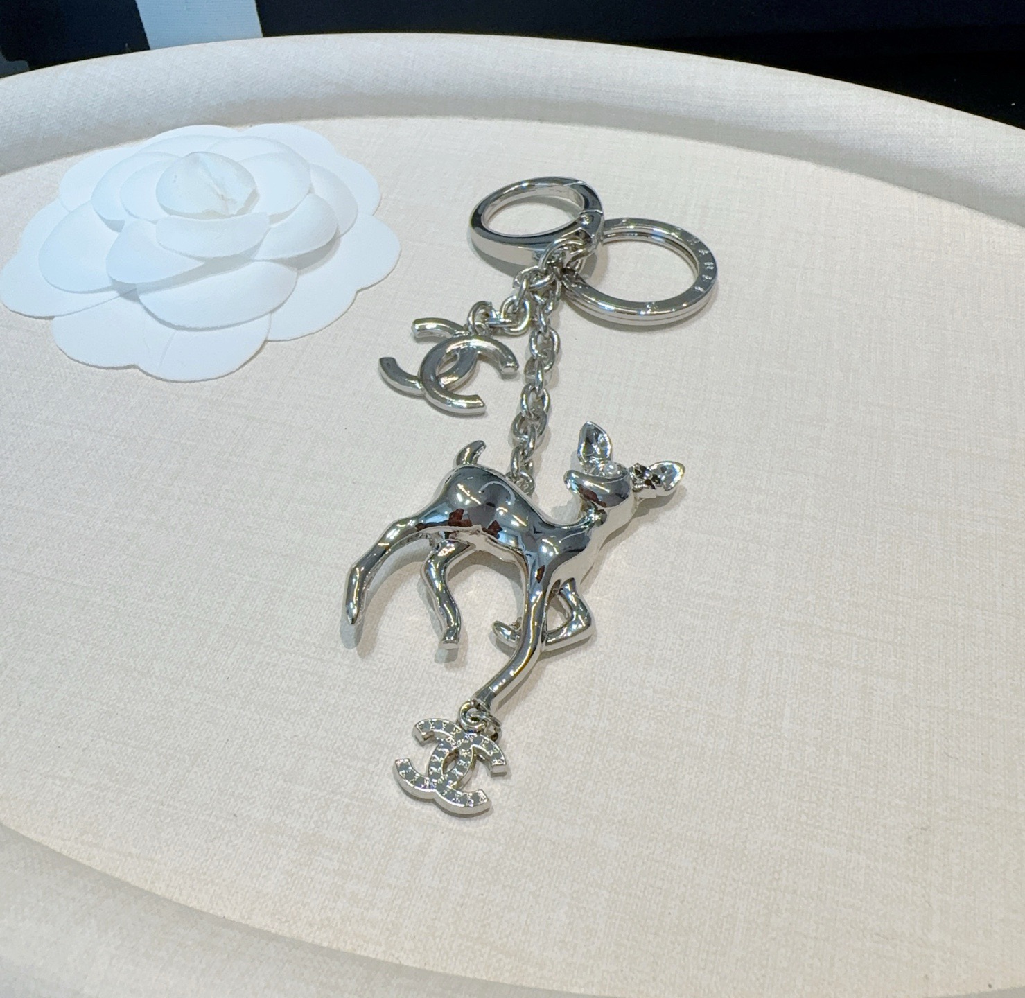 🔥CHANEL香奈儿梅花鹿🦌钥匙扣挂件 ~包包挂饰车钥匙挂件经典双C标志，奢华与趣味并存。随身挂包/钥匙