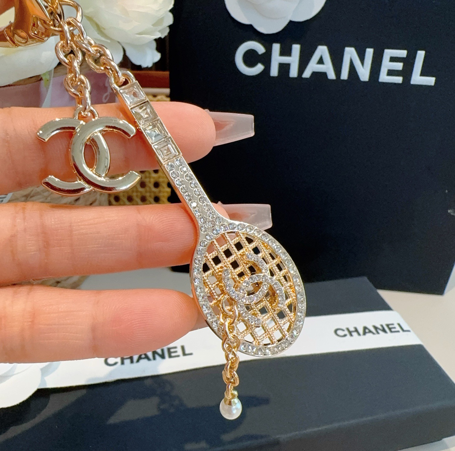 🔥CHANEL香奈儿网球拍钥匙扣挂件 ~包包挂饰车钥匙挂件经典菱格纹搭配双C标志，奢华与趣味并存。随身挂