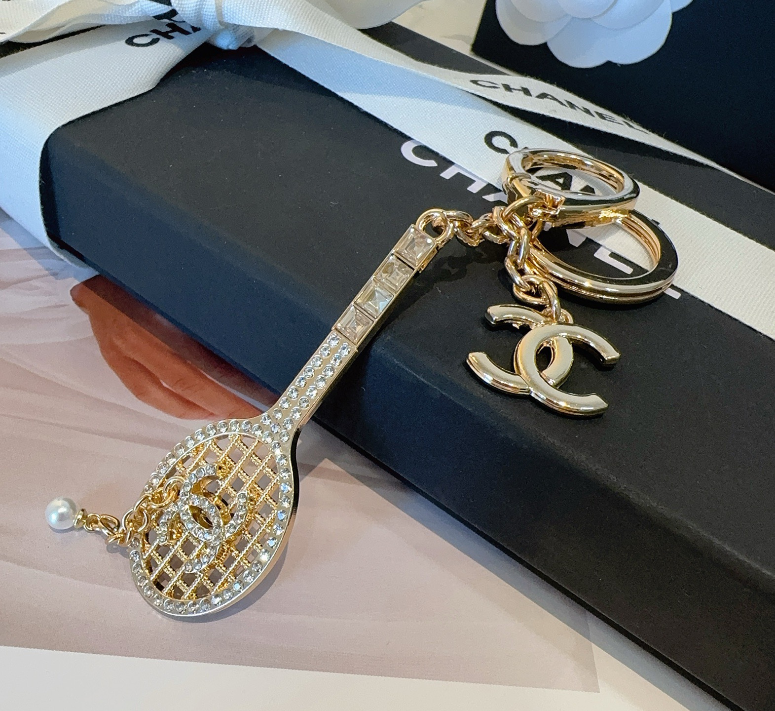 🔥CHANEL香奈儿网球拍钥匙扣挂件 ~包包挂饰车钥匙挂件经典菱格纹搭配双C标志，奢华与趣味并存。随身挂