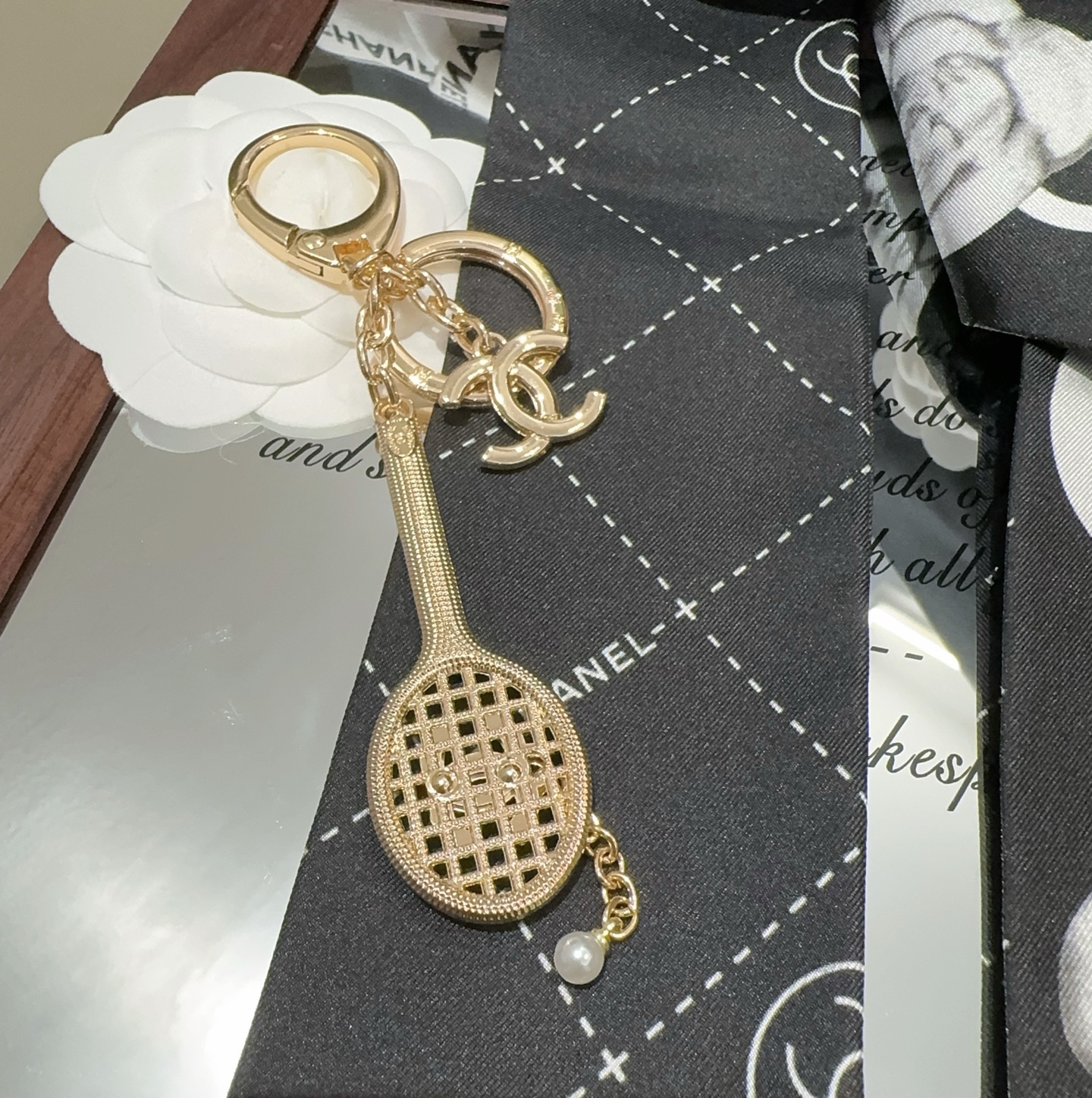 🔥CHANEL香奈儿网球拍钥匙扣挂件 ~包包挂饰车钥匙挂件经典菱格纹搭配双C标志，奢华与趣味并存。随身挂