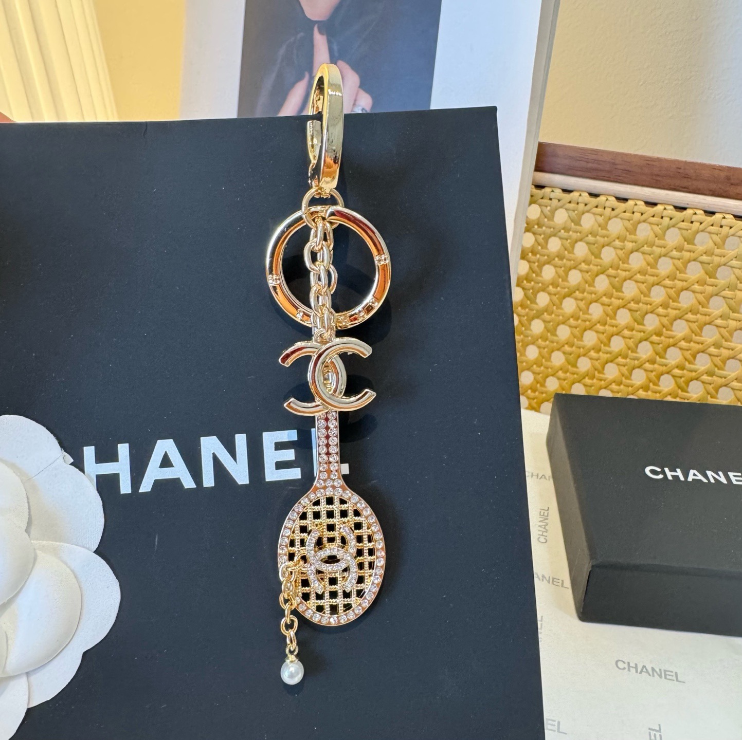🔥CHANEL香奈儿网球拍钥匙扣挂件 ~包包挂饰车钥匙挂件经典菱格纹搭配双C标志，奢华与趣味并存。随身挂