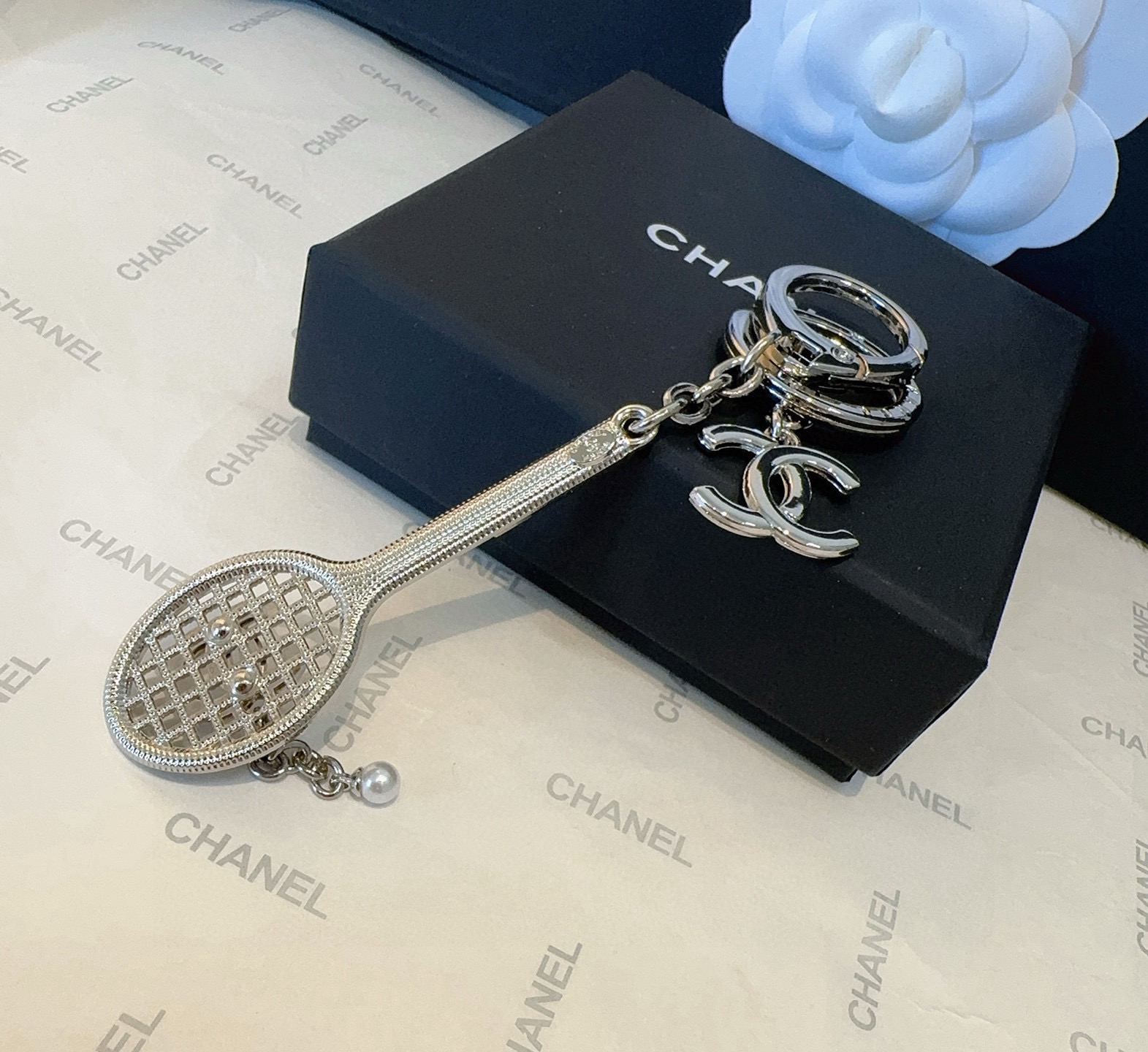 🔥CHANEL香奈儿网球拍钥匙扣挂件 ~包包挂饰车钥匙挂件经典菱格纹搭配双C标志，奢华与趣味并存。随身挂