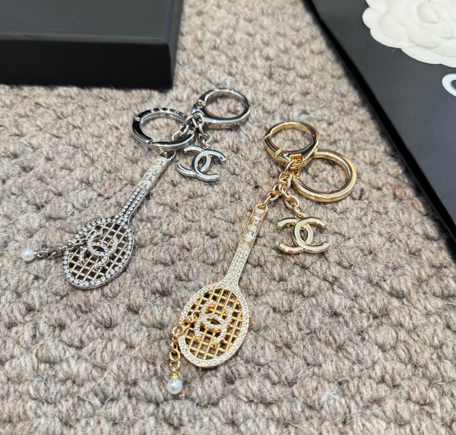 🔥CHANEL香奈儿网球拍钥匙扣挂件 ~包包挂饰车钥匙挂件经典菱格纹搭配双C标志，奢华与趣味并存。随身挂