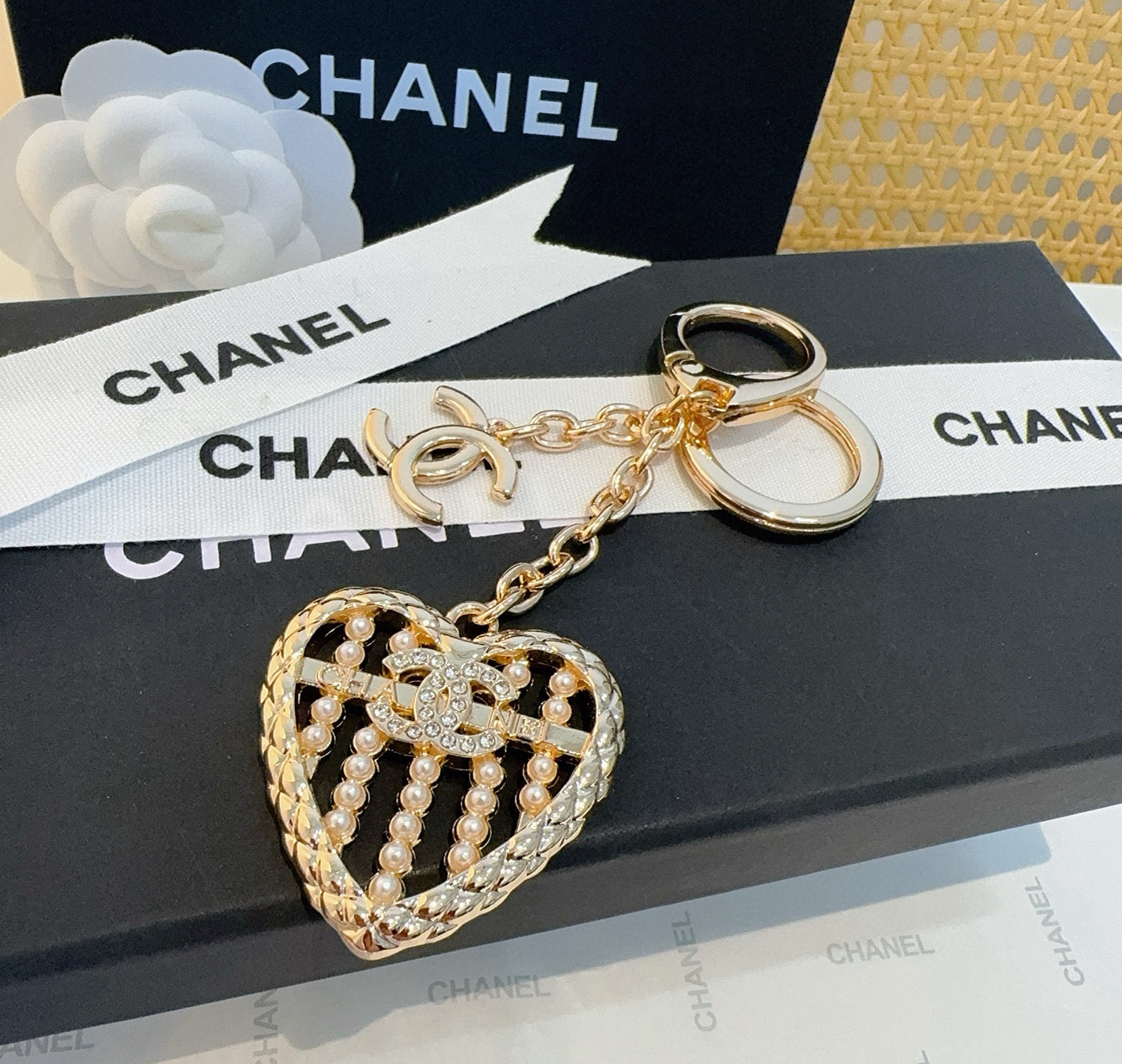 🔥CHANEL香奈儿爱心❤️算盘钥匙扣挂件 ~包包挂饰 车钥匙挂件精巧算盘珠点缀爱心设计，经典菱格纹搭配